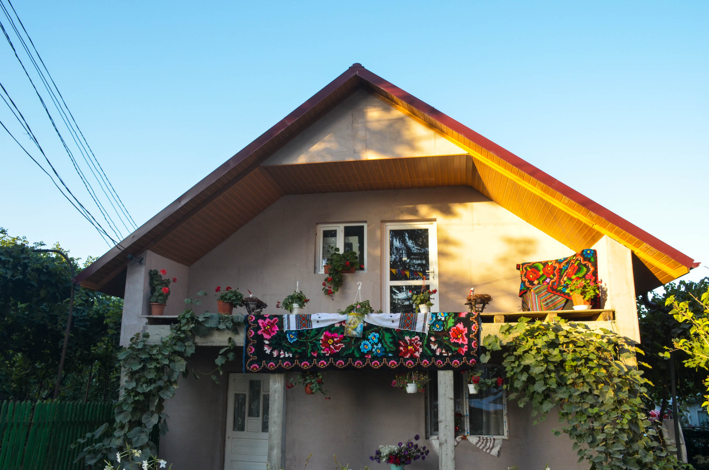 Resfințire de biserică la Corni: „Dumnezeu nu se lasă niciodată dator, ci El le răsplătește oamenilor care încearcă să împlinească cuvântul Său”