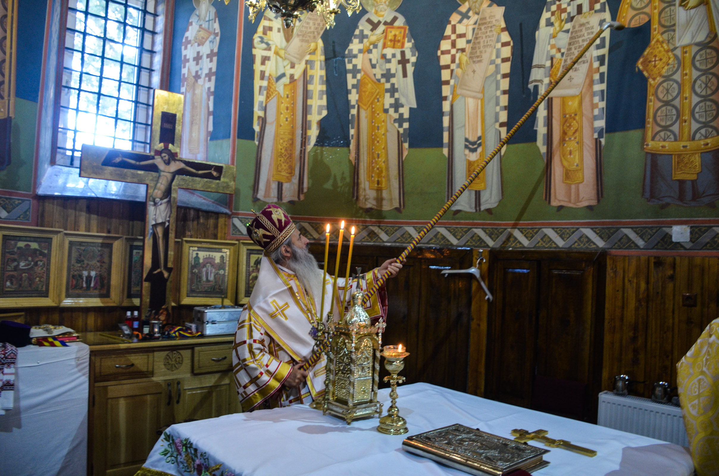 Resfințire de biserică la Corni: „Dumnezeu nu se lasă niciodată dator, ci El le răsplătește oamenilor care încearcă să împlinească cuvântul Său”