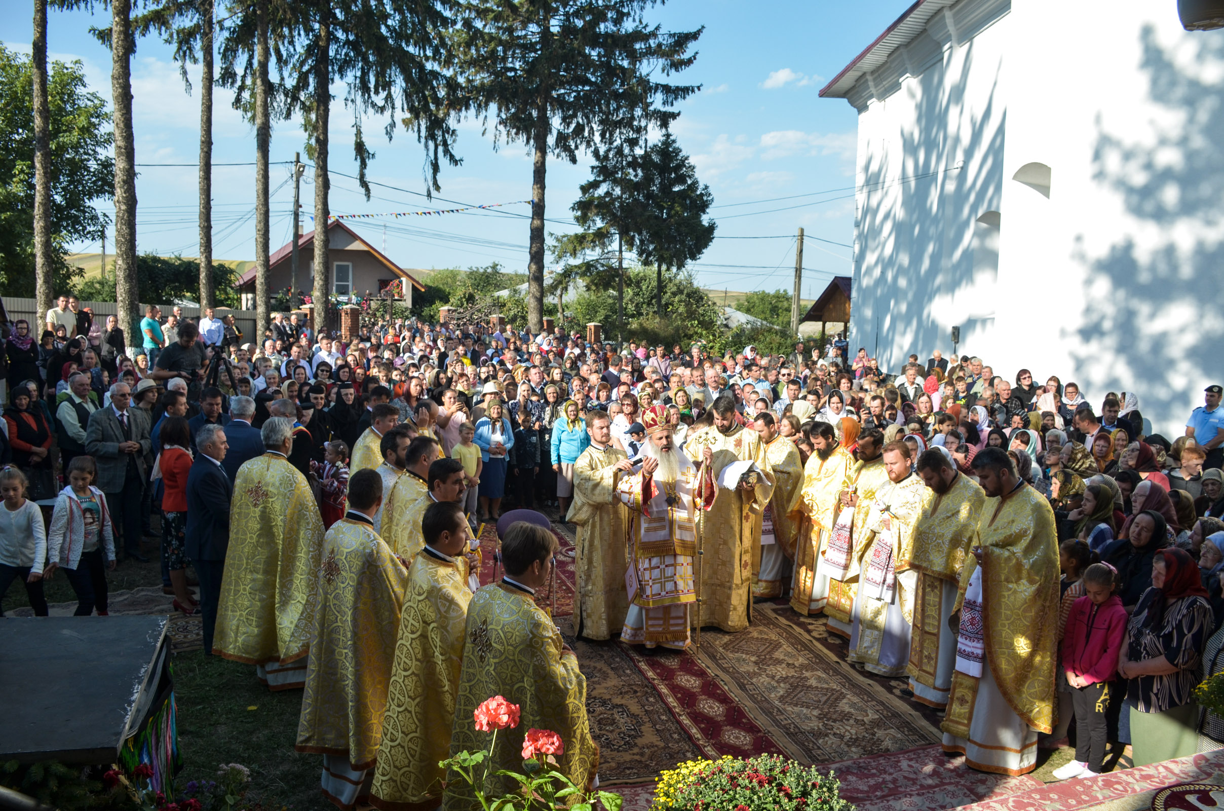 Resfințire de biserică la Corni: „Dumnezeu nu se lasă niciodată dator, ci El le răsplătește oamenilor care încearcă să împlinească cuvântul Său”