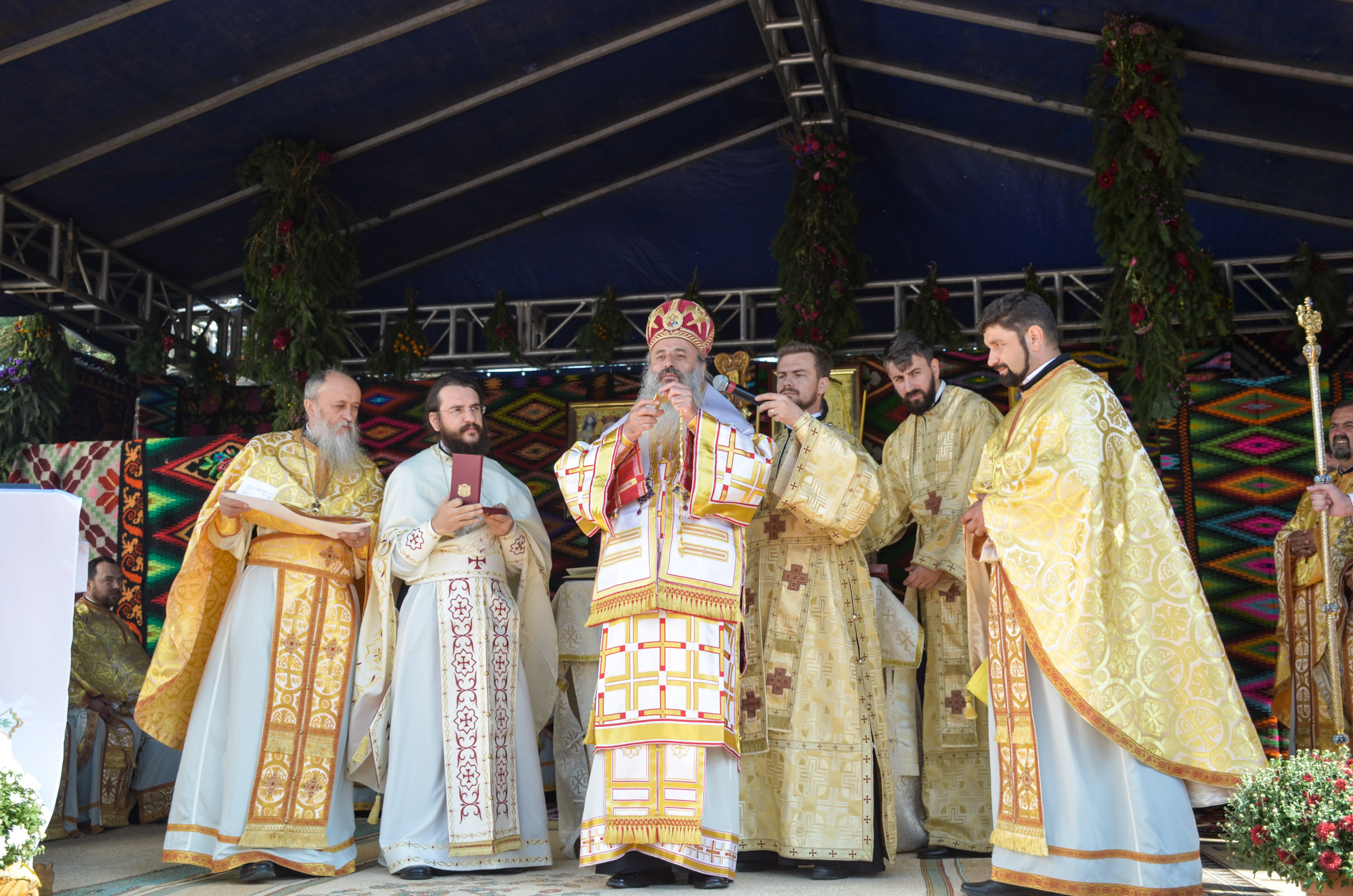 Resfințire de biserică la Corni: „Dumnezeu nu se lasă niciodată dator, ci El le răsplătește oamenilor care încearcă să împlinească cuvântul Său”