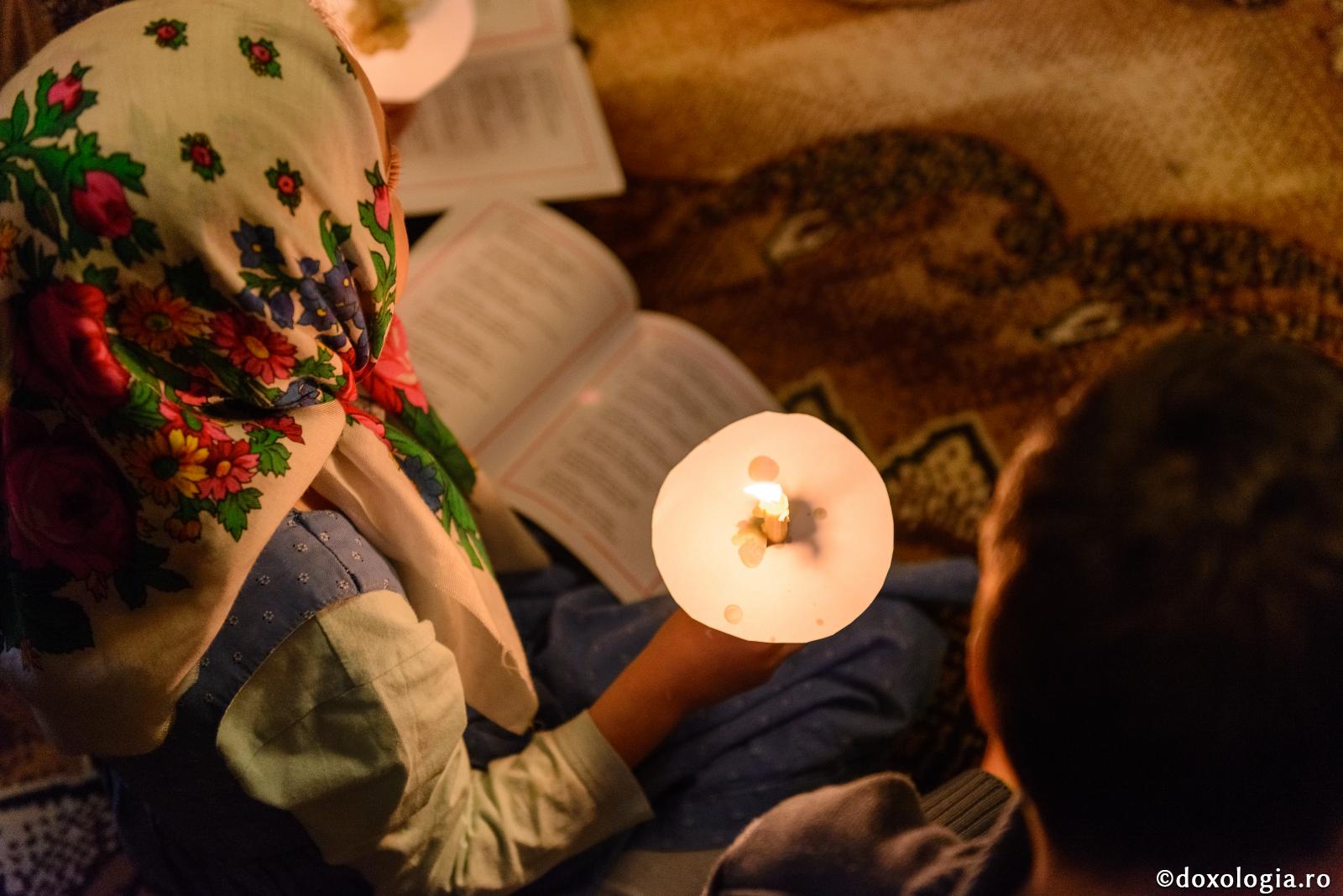 fetiță cu lumânare aprinsă în mână