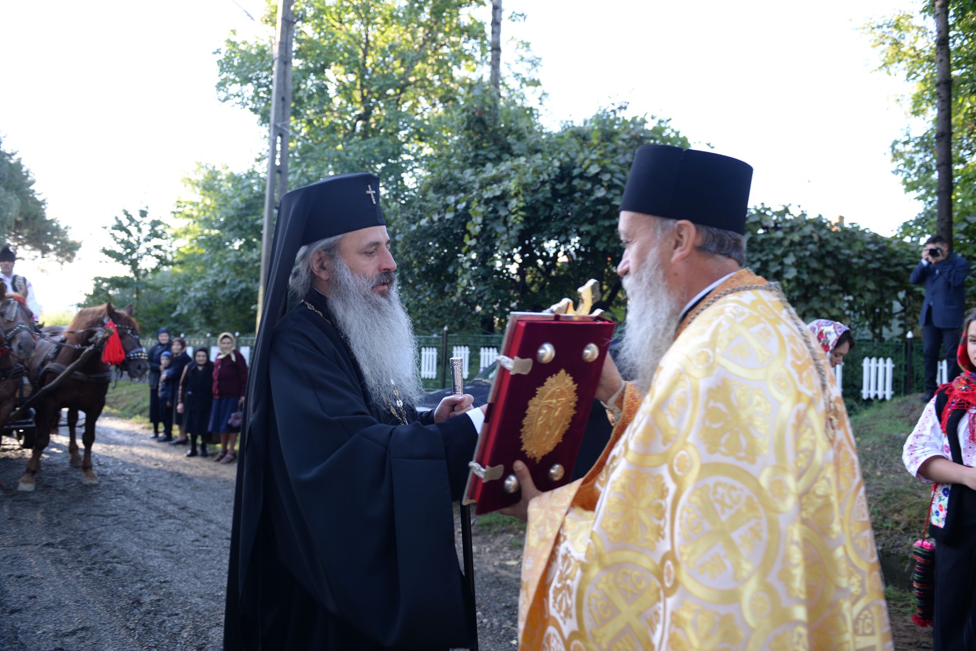 IPS Teofan a resfințit Biserica „Sfinții Arhangheli Mihail şi Gavriil” din Poiana, comuna Vorona