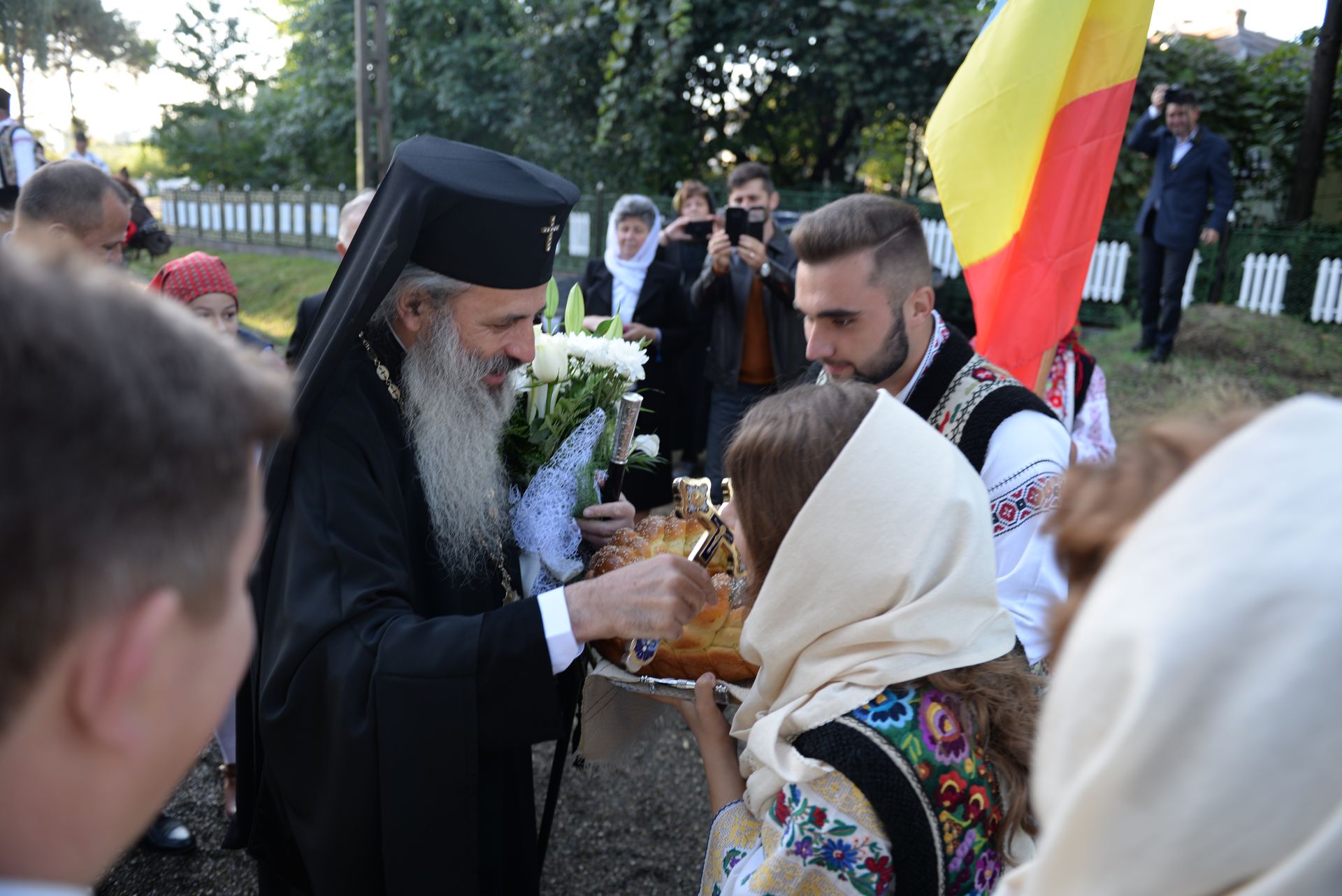 IPS Teofan a resfințit Biserica „Sfinții Arhangheli Mihail şi Gavriil” din Poiana, comuna Vorona