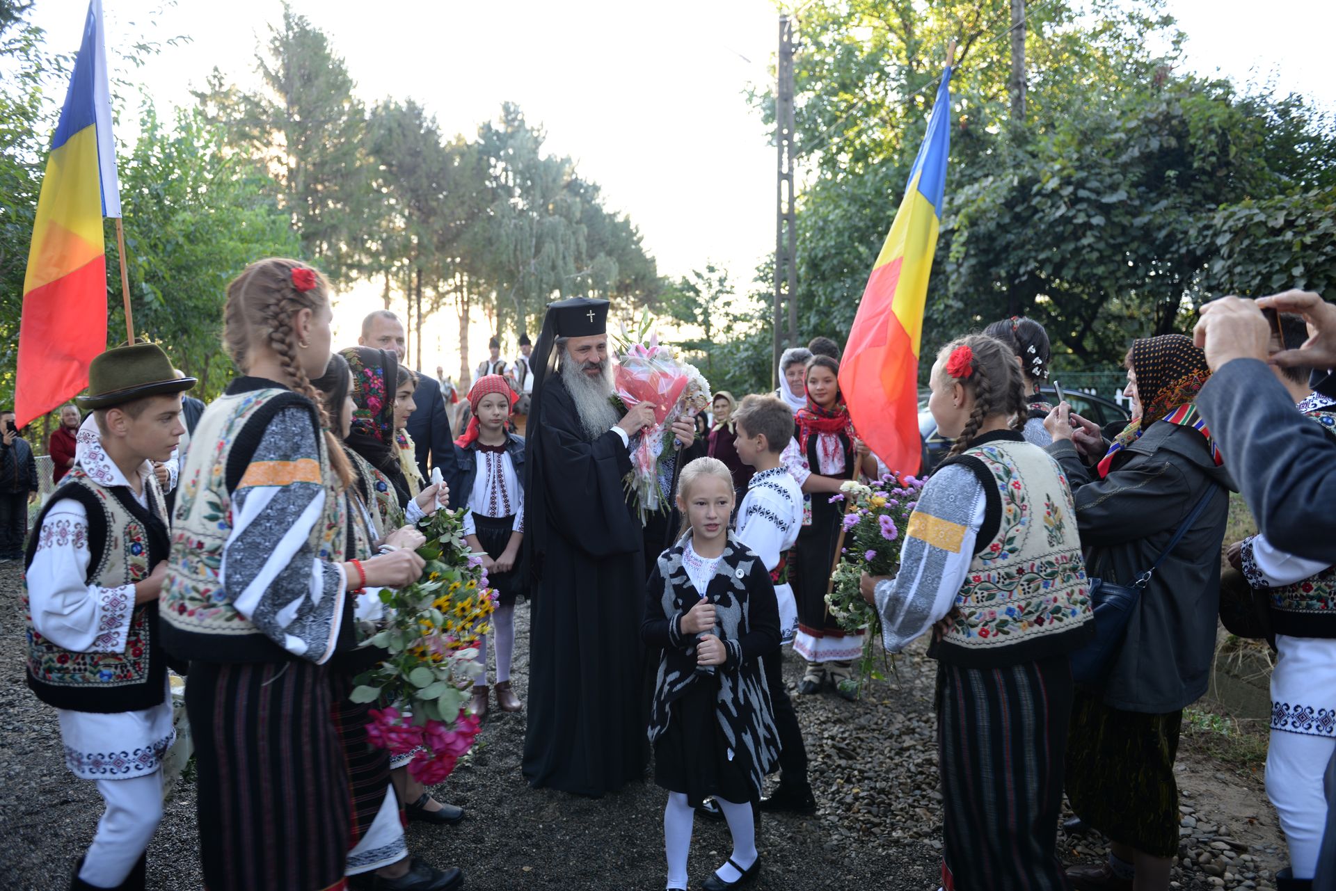 IPS Teofan a resfințit Biserica „Sfinții Arhangheli Mihail şi Gavriil” din Poiana, comuna Vorona