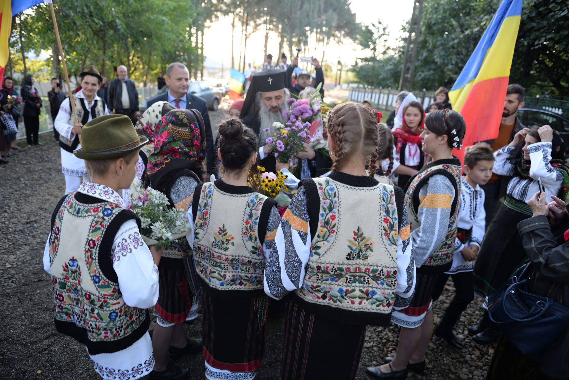 IPS Teofan a resfințit Biserica „Sfinții Arhangheli Mihail şi Gavriil” din Poiana, comuna Vorona