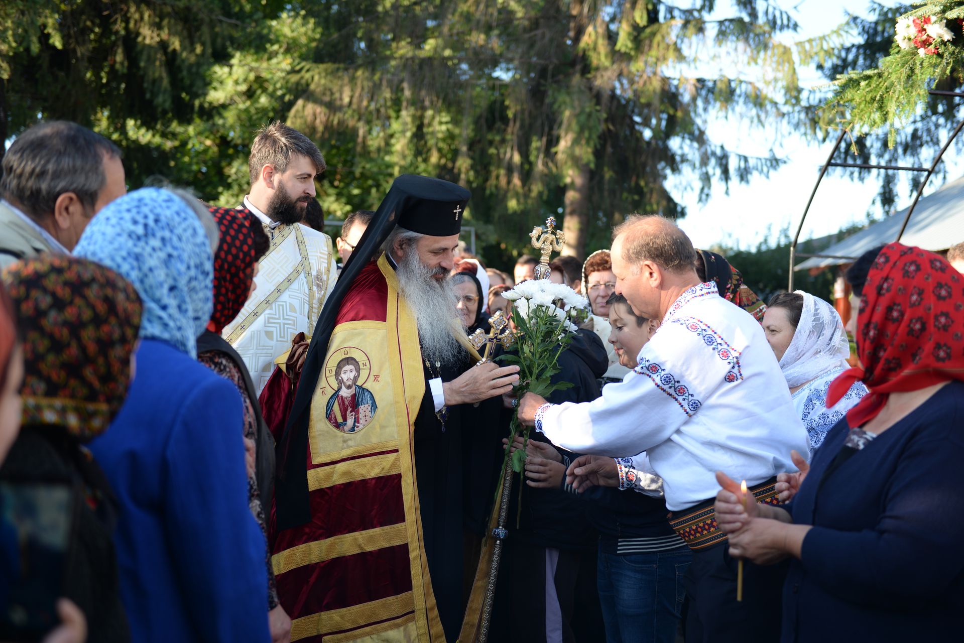 IPS Teofan a resfințit Biserica „Sfinții Arhangheli Mihail şi Gavriil” din Poiana, comuna Vorona