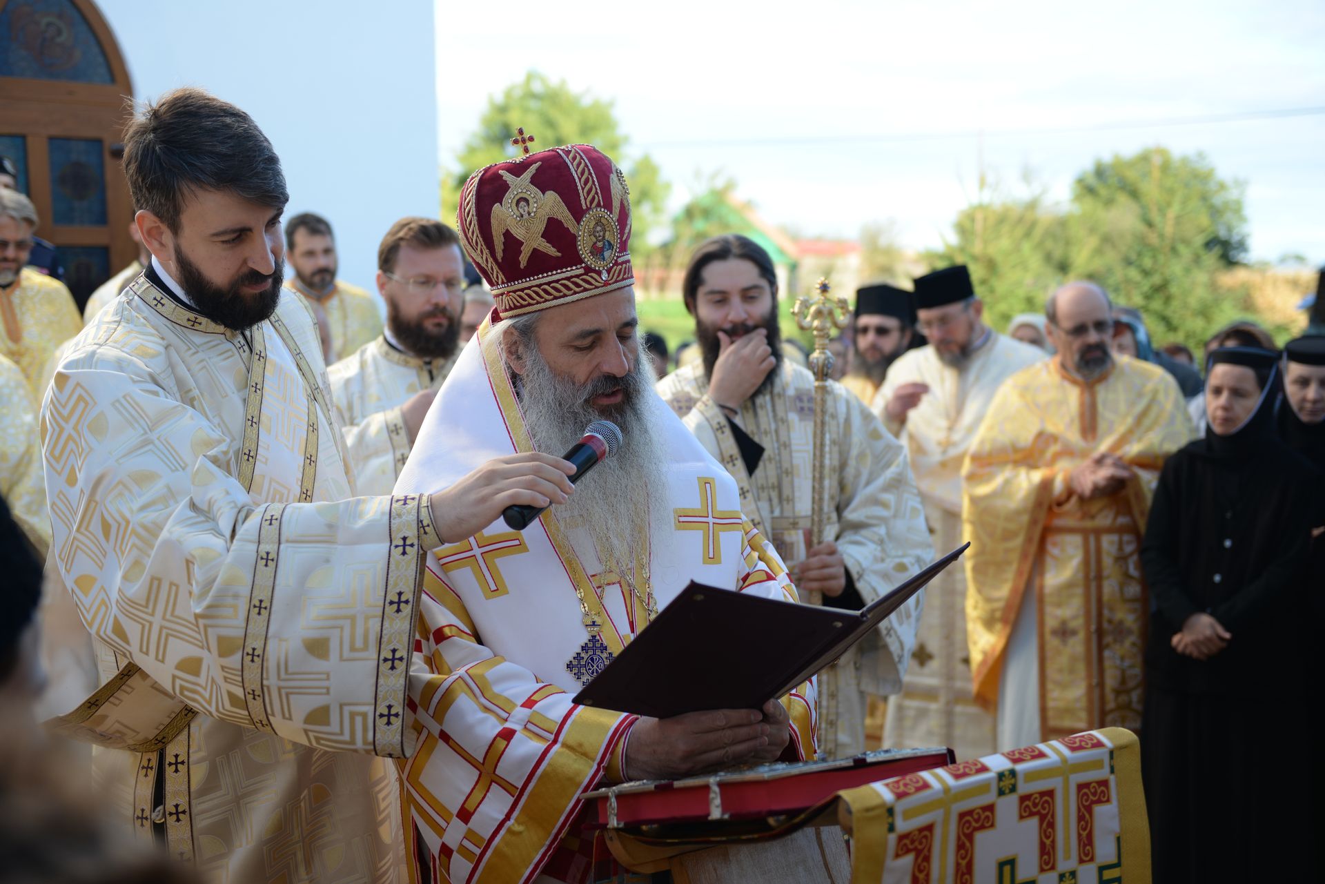 IPS Teofan a resfințit Biserica „Sfinții Arhangheli Mihail şi Gavriil” din Poiana, comuna Vorona