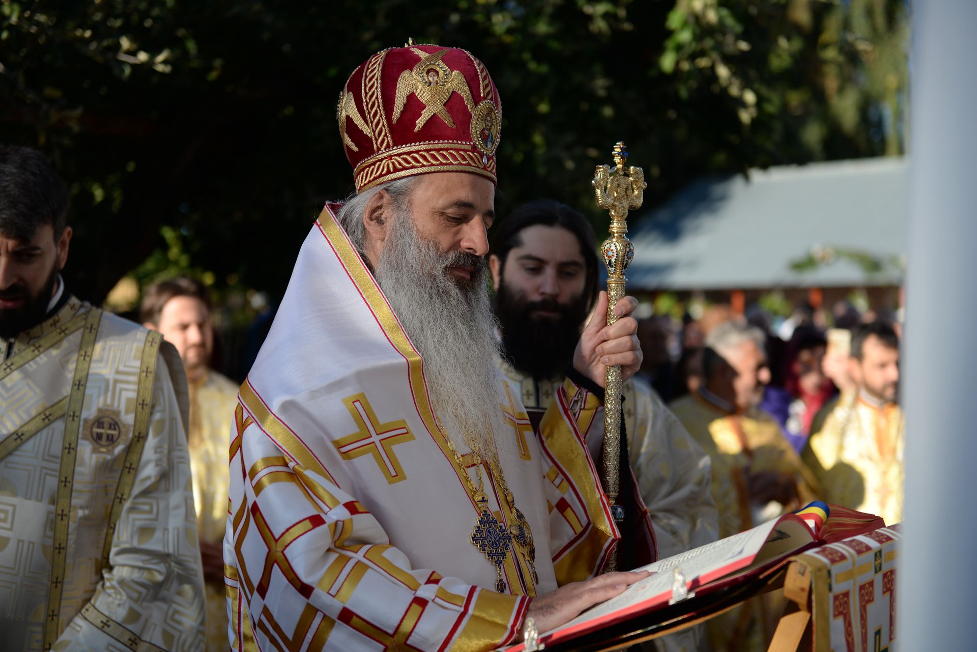 IPS Teofan a resfințit Biserica „Sfinții Arhangheli Mihail şi Gavriil” din Poiana, comuna Vorona