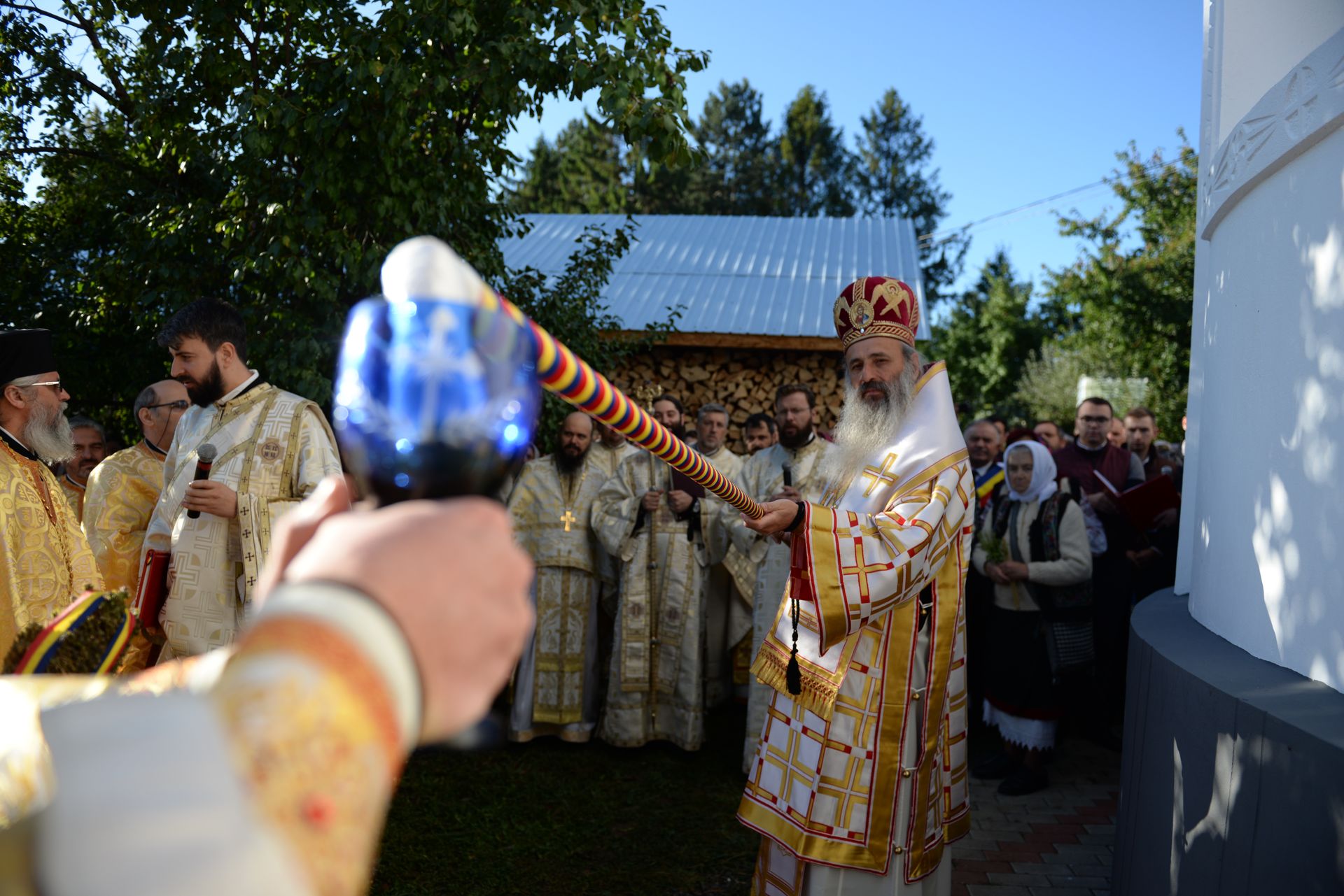 IPS Teofan a resfințit Biserica „Sfinții Arhangheli Mihail şi Gavriil” din Poiana, comuna Vorona