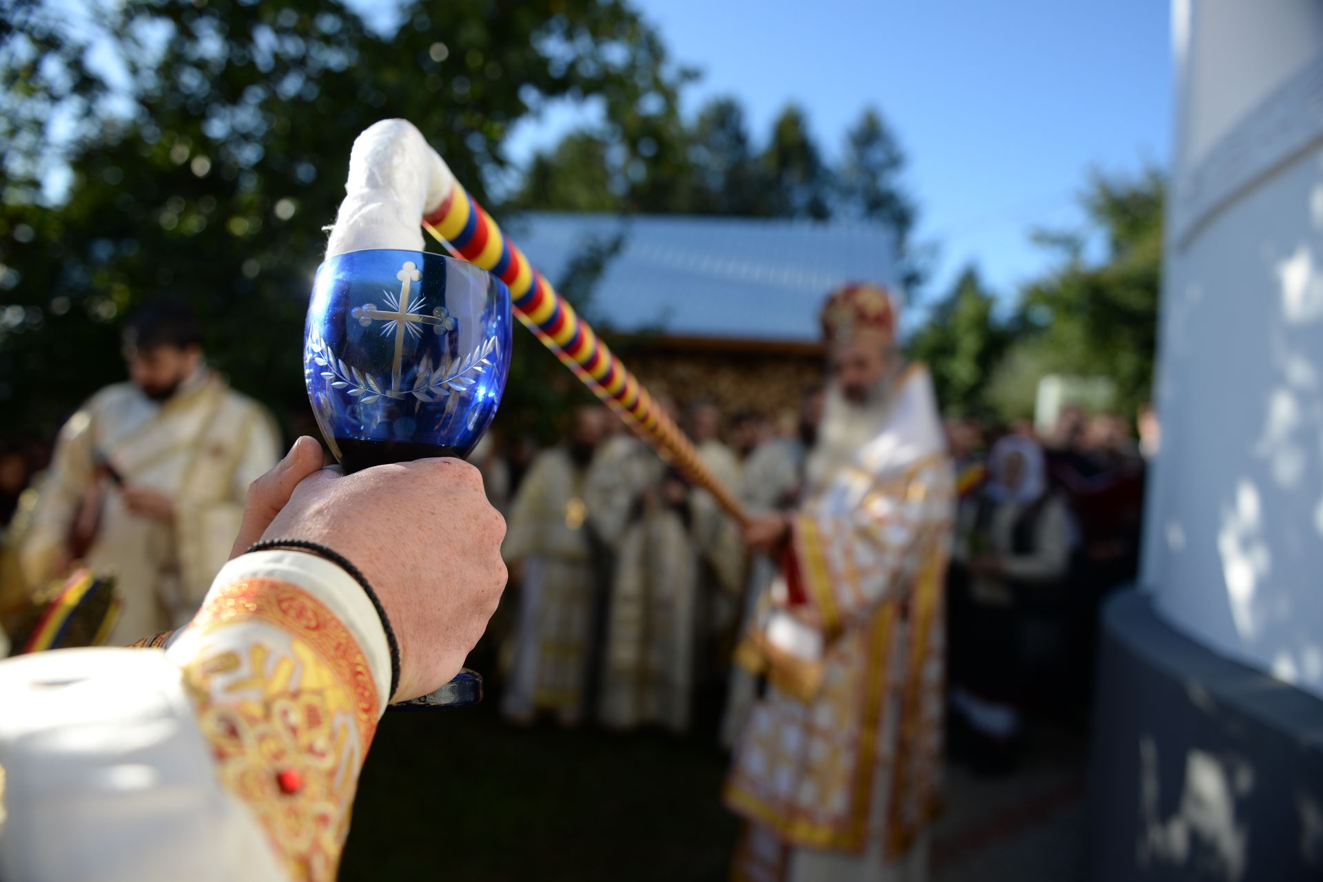 IPS Teofan a resfințit Biserica „Sfinții Arhangheli Mihail şi Gavriil” din Poiana, comuna Vorona