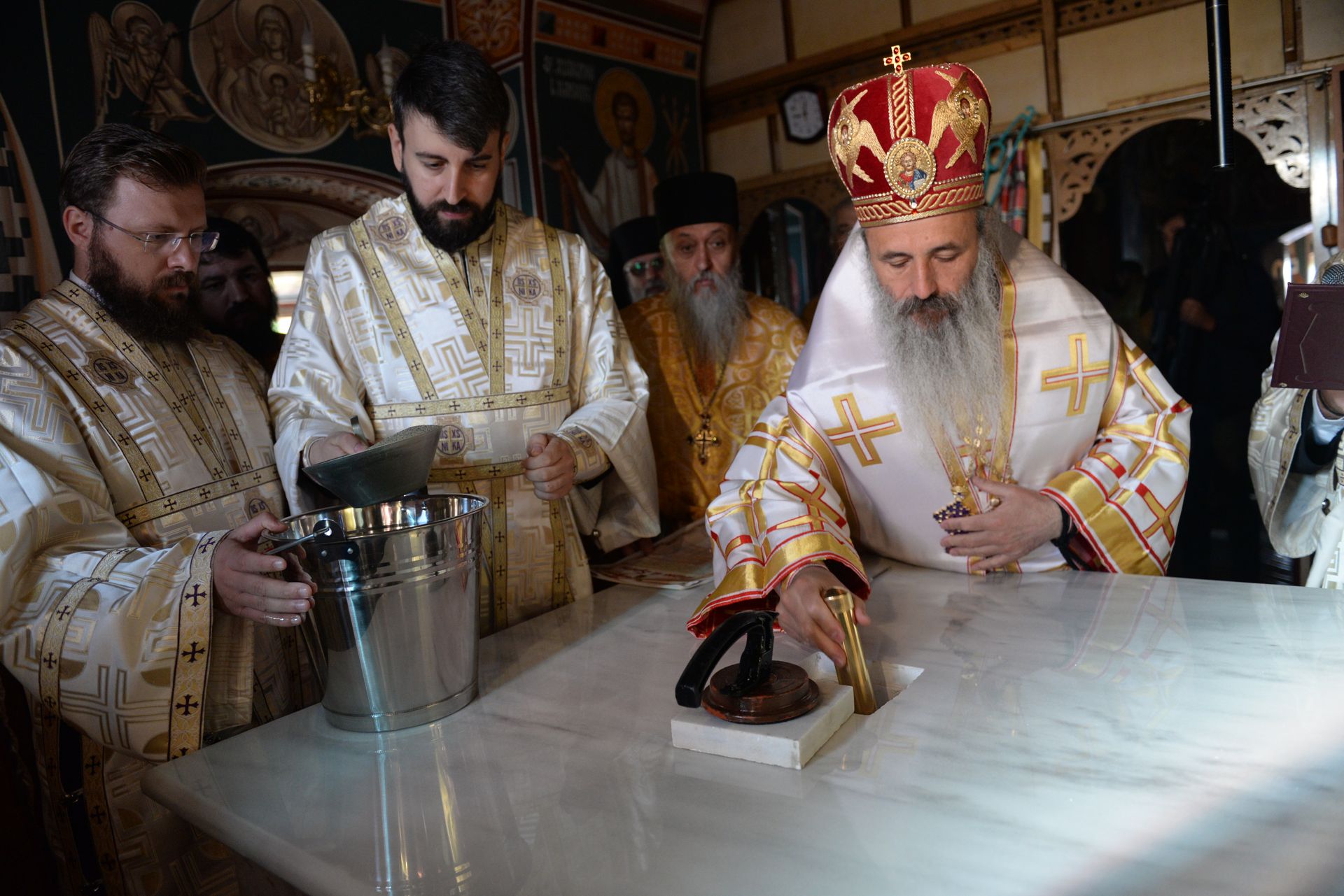 IPS Teofan a resfințit Biserica „Sfinții Arhangheli Mihail şi Gavriil” din Poiana, comuna Vorona