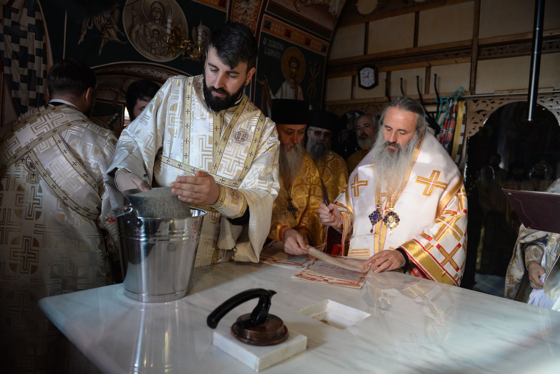 IPS Teofan a resfințit Biserica „Sfinții Arhangheli Mihail şi Gavriil” din Poiana, comuna Vorona