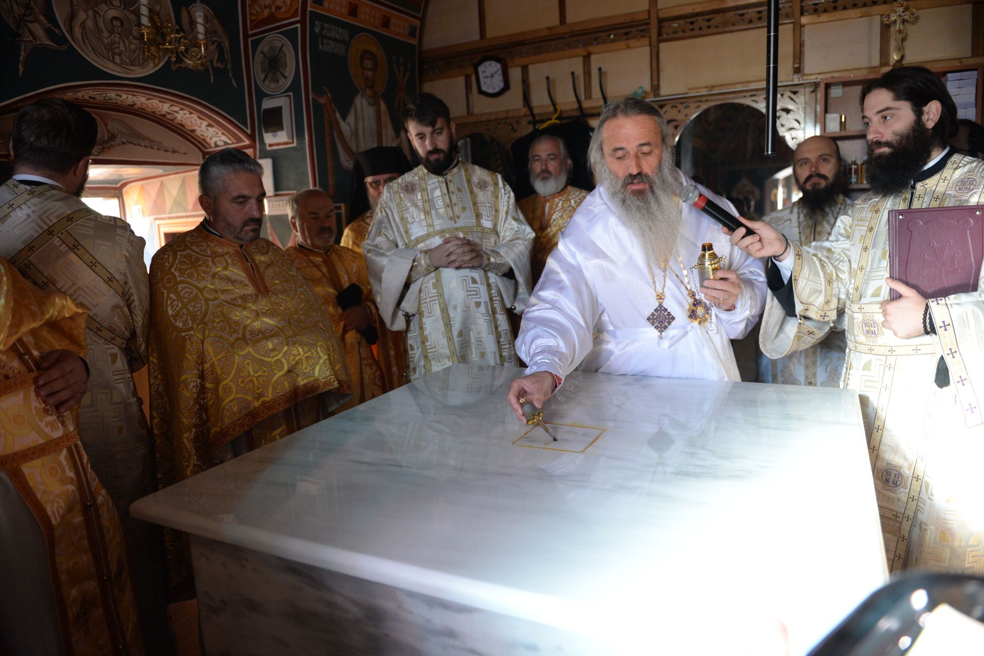 IPS Teofan a resfințit Biserica „Sfinții Arhangheli Mihail şi Gavriil” din Poiana, comuna Vorona