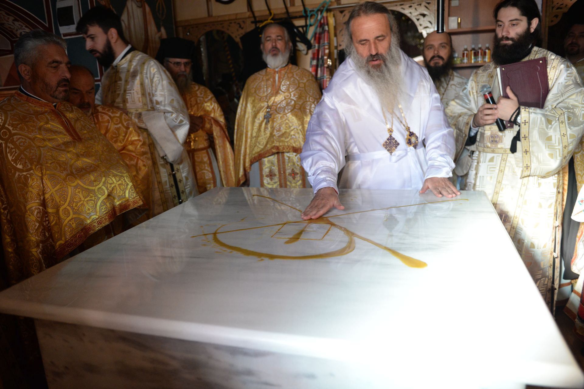 IPS Teofan a resfințit Biserica „Sfinții Arhangheli Mihail şi Gavriil” din Poiana, comuna Vorona