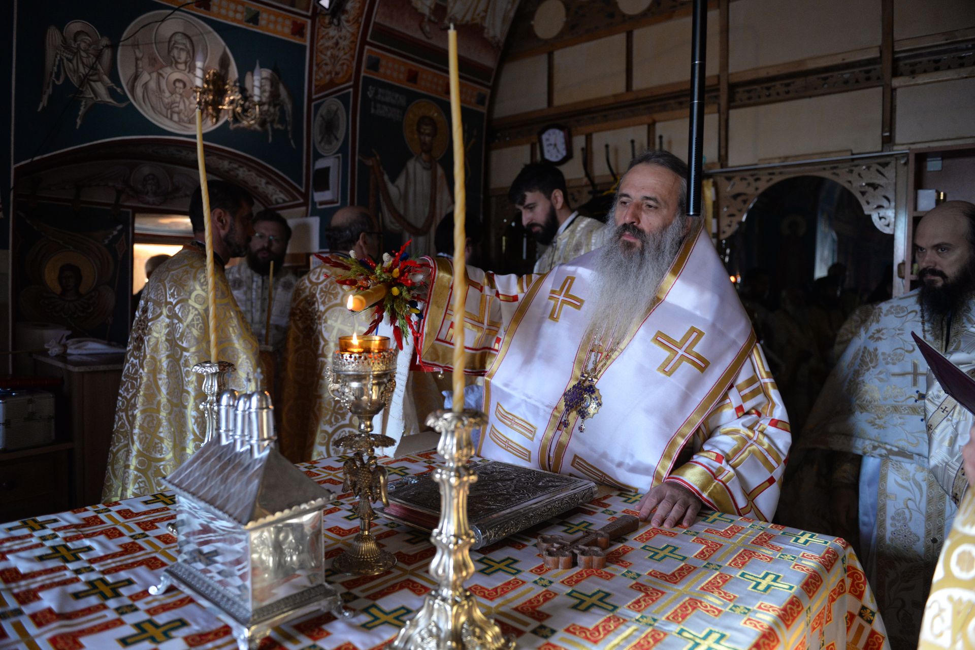 IPS Teofan a resfințit Biserica „Sfinții Arhangheli Mihail şi Gavriil” din Poiana, comuna Vorona