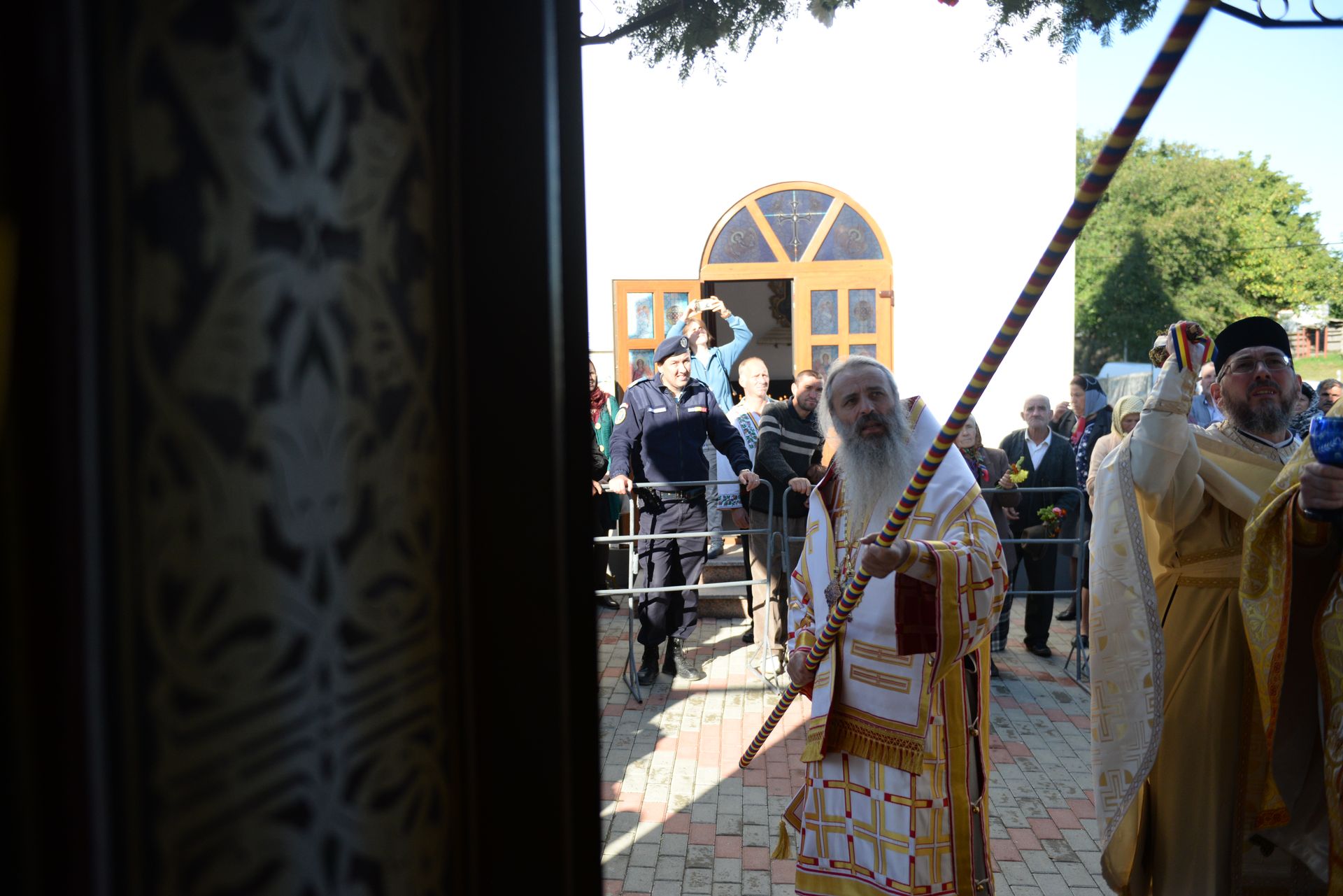 IPS Teofan a resfințit Biserica „Sfinții Arhangheli Mihail şi Gavriil” din Poiana, comuna Vorona