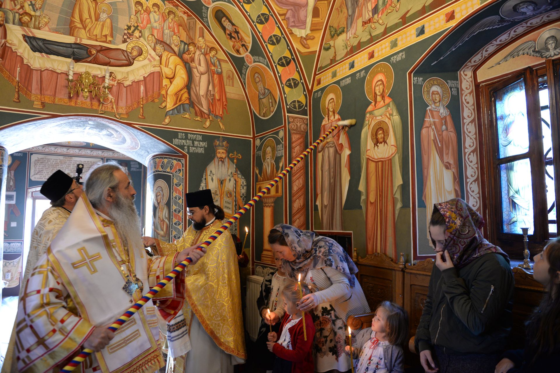 IPS Teofan a resfințit Biserica „Sfinții Arhangheli Mihail şi Gavriil” din Poiana, comuna Vorona