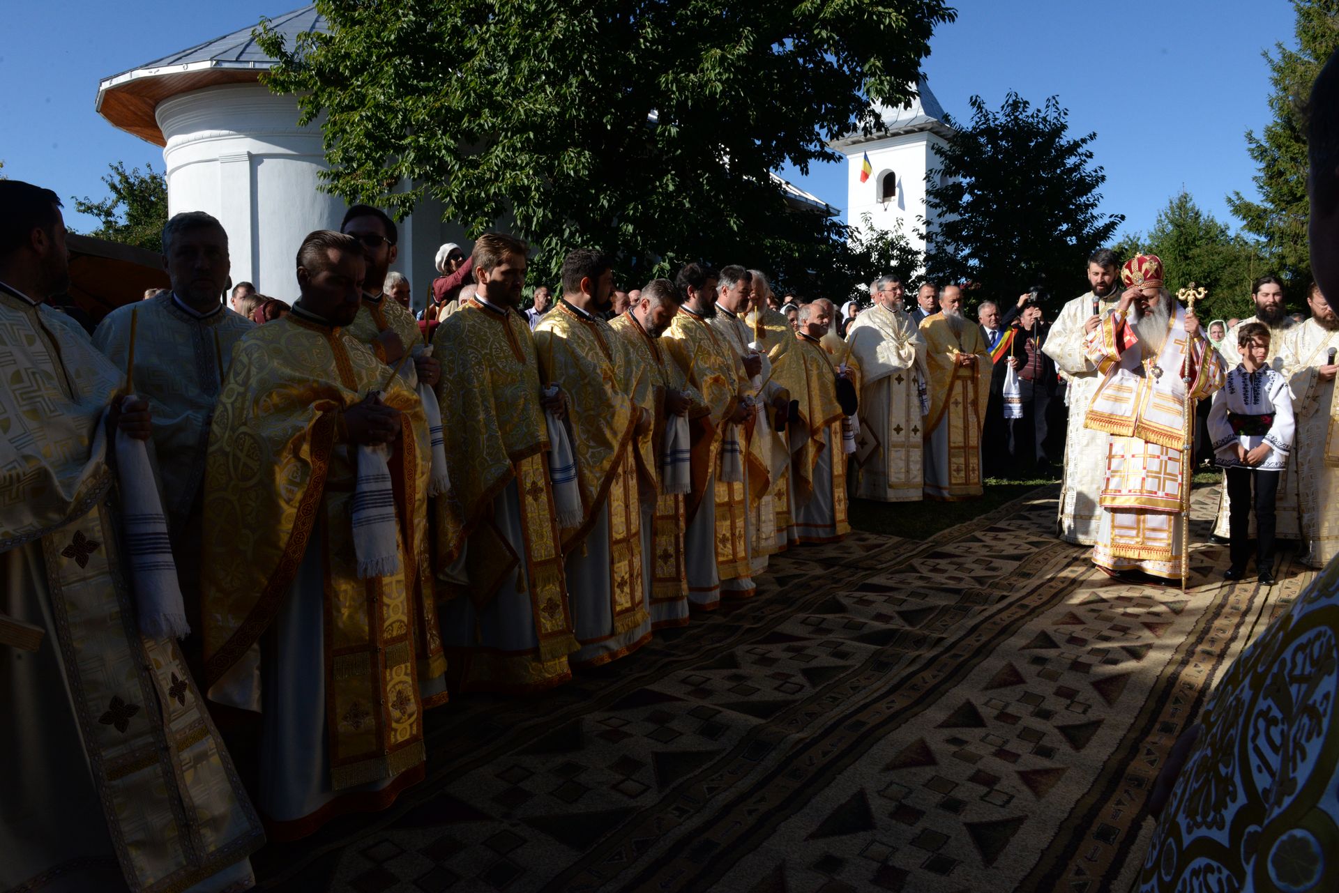 IPS Teofan a resfințit Biserica „Sfinții Arhangheli Mihail şi Gavriil” din Poiana, comuna Vorona