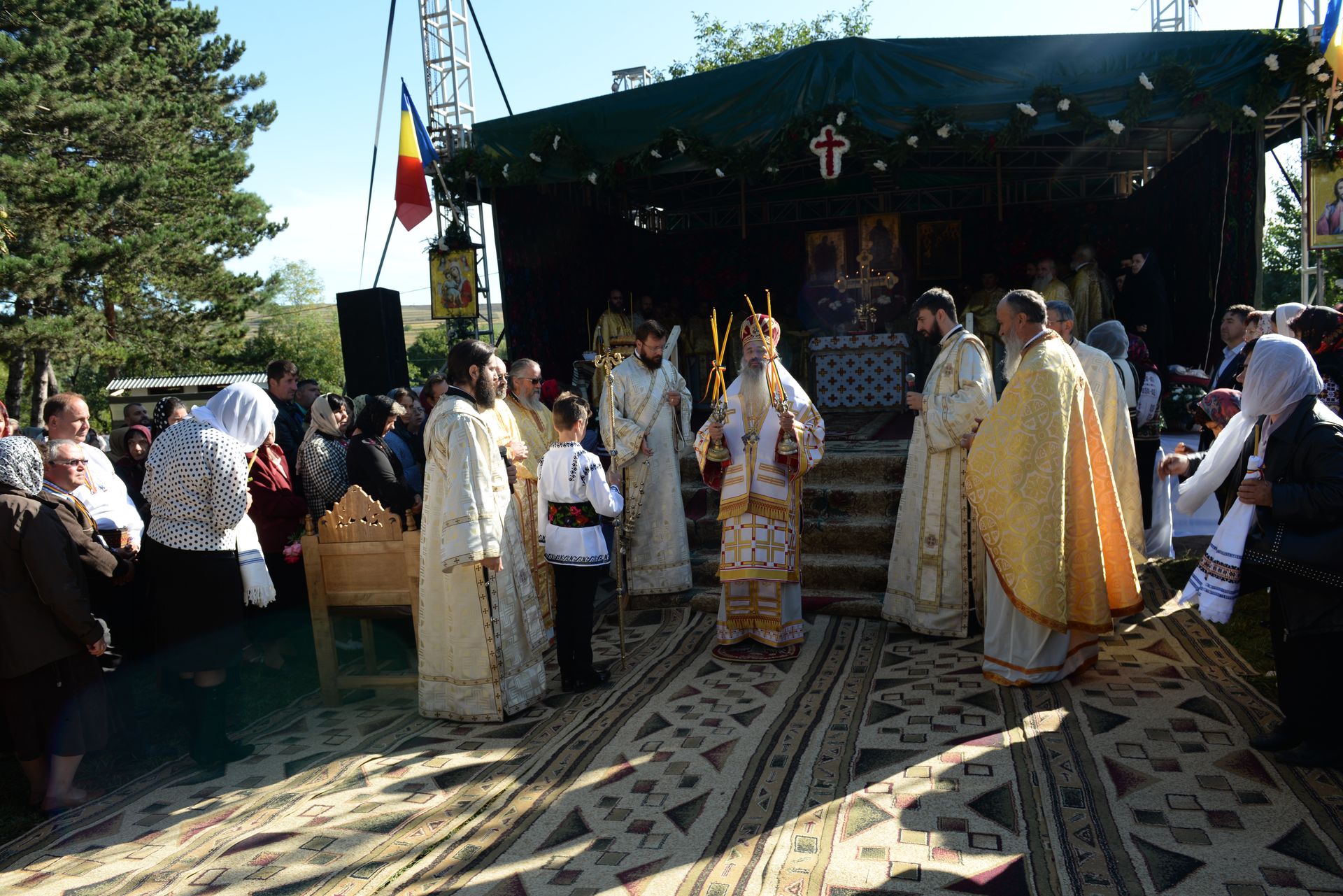 IPS Teofan a resfințit Biserica „Sfinții Arhangheli Mihail şi Gavriil” din Poiana, comuna Vorona