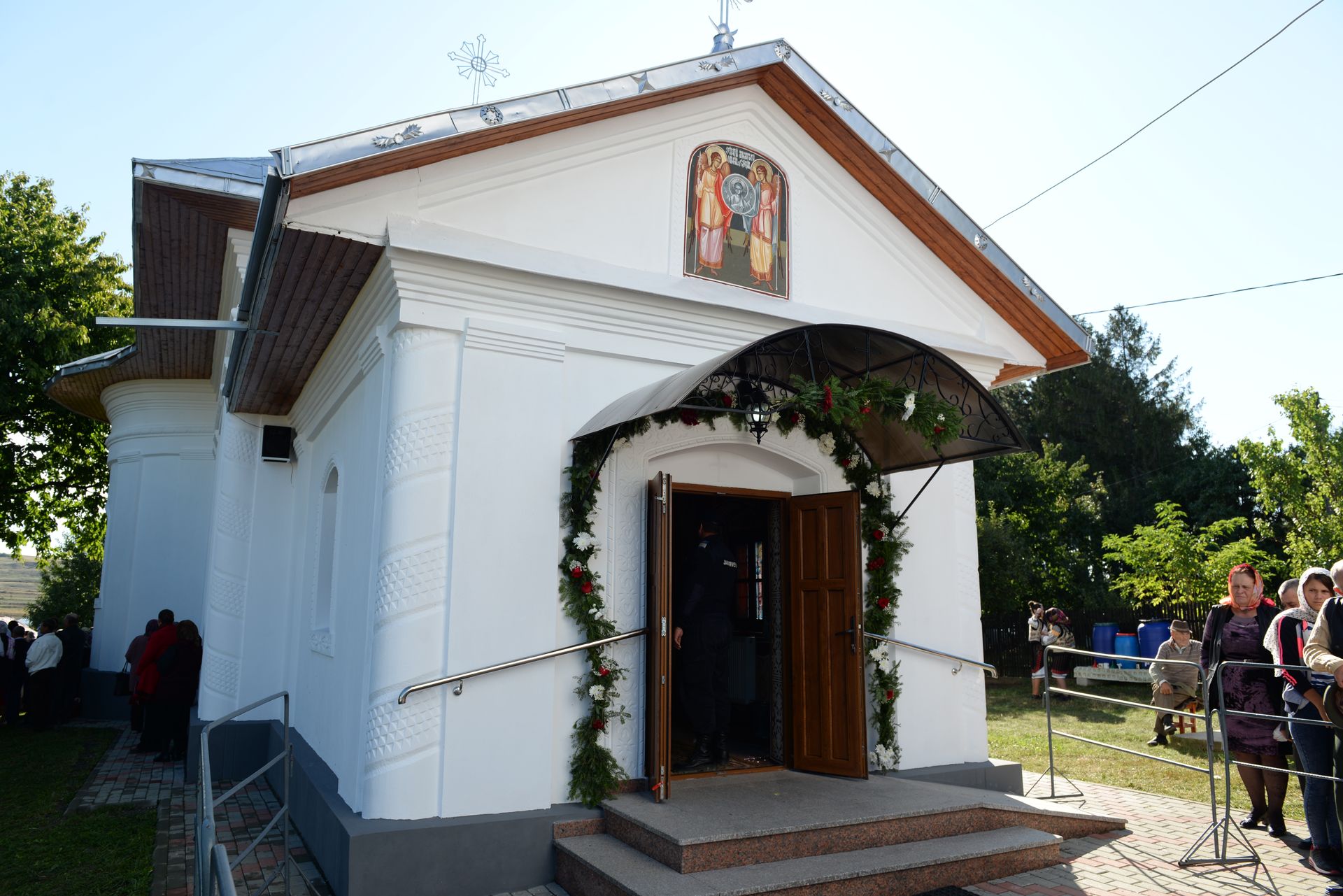 IPS Teofan a resfințit Biserica „Sfinții Arhangheli Mihail şi Gavriil” din Poiana, comuna Vorona