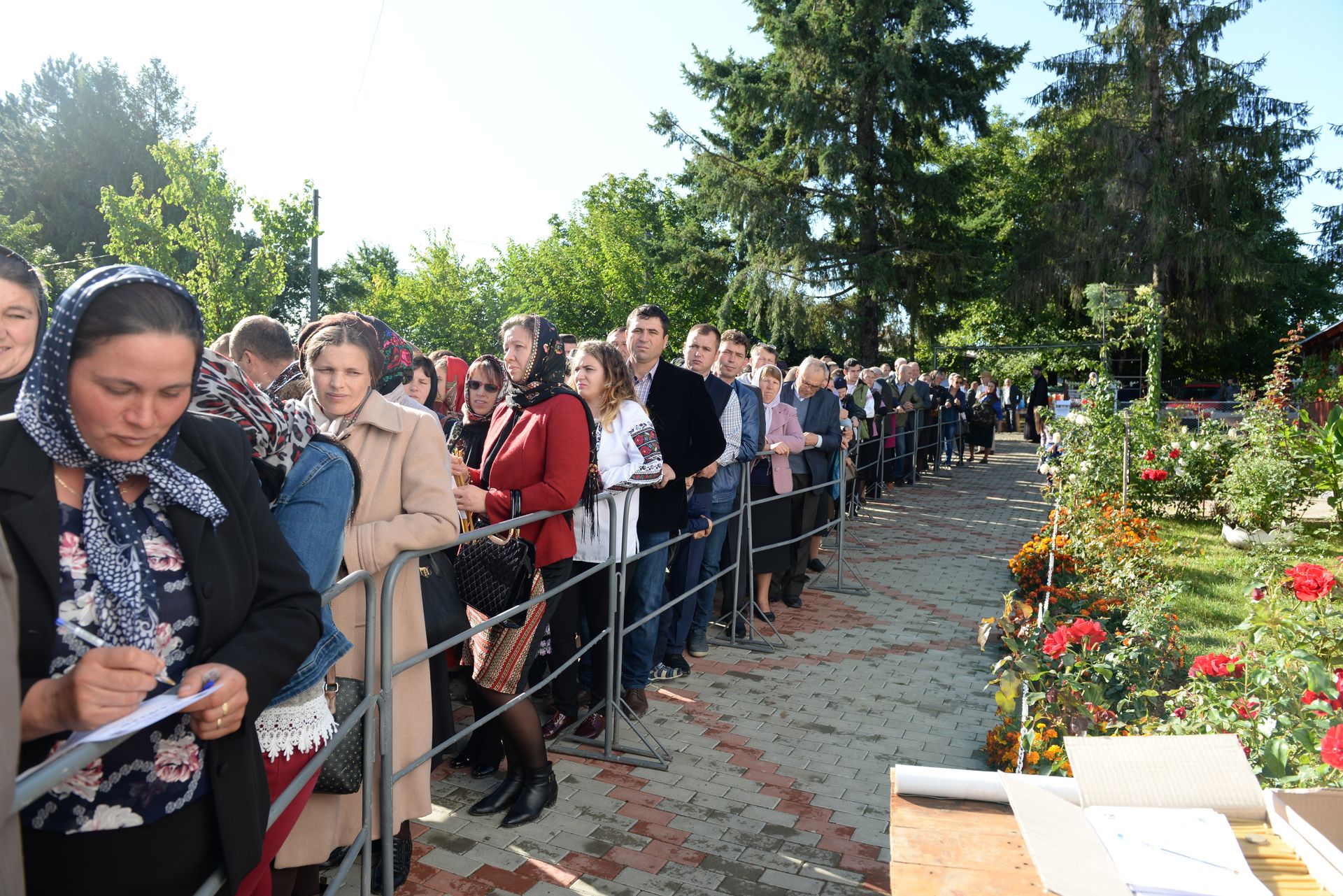 IPS Teofan a resfințit Biserica „Sfinții Arhangheli Mihail şi Gavriil” din Poiana, comuna Vorona