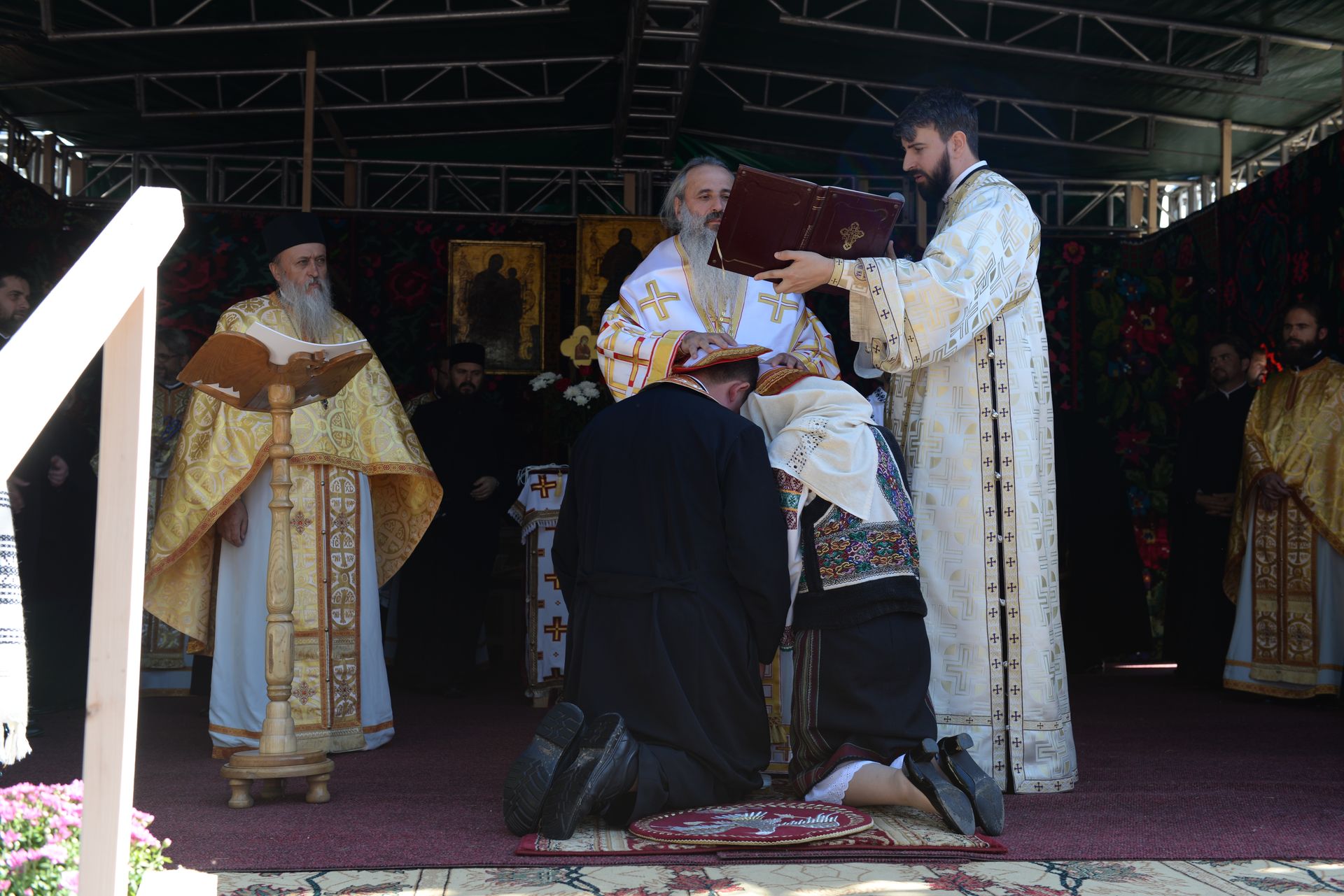 IPS Teofan a resfințit Biserica „Sfinții Arhangheli Mihail şi Gavriil” din Poiana, comuna Vorona