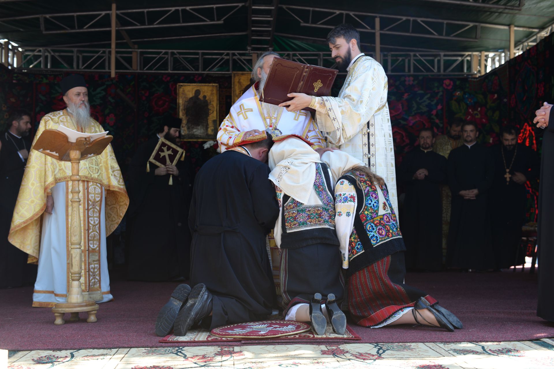 IPS Teofan a resfințit Biserica „Sfinții Arhangheli Mihail şi Gavriil” din Poiana, comuna Vorona