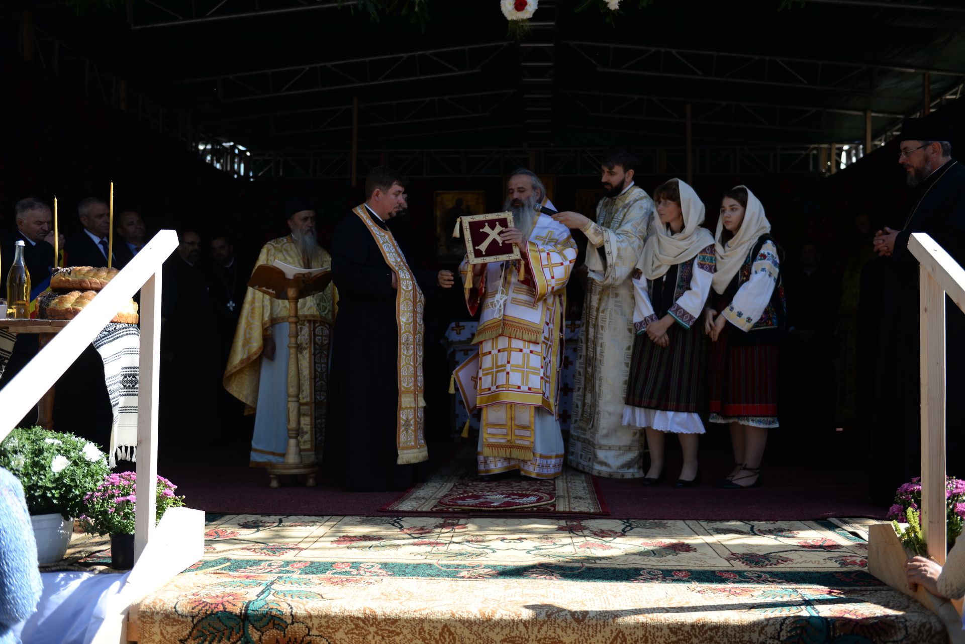 IPS Teofan a resfințit Biserica „Sfinții Arhangheli Mihail şi Gavriil” din Poiana, comuna Vorona