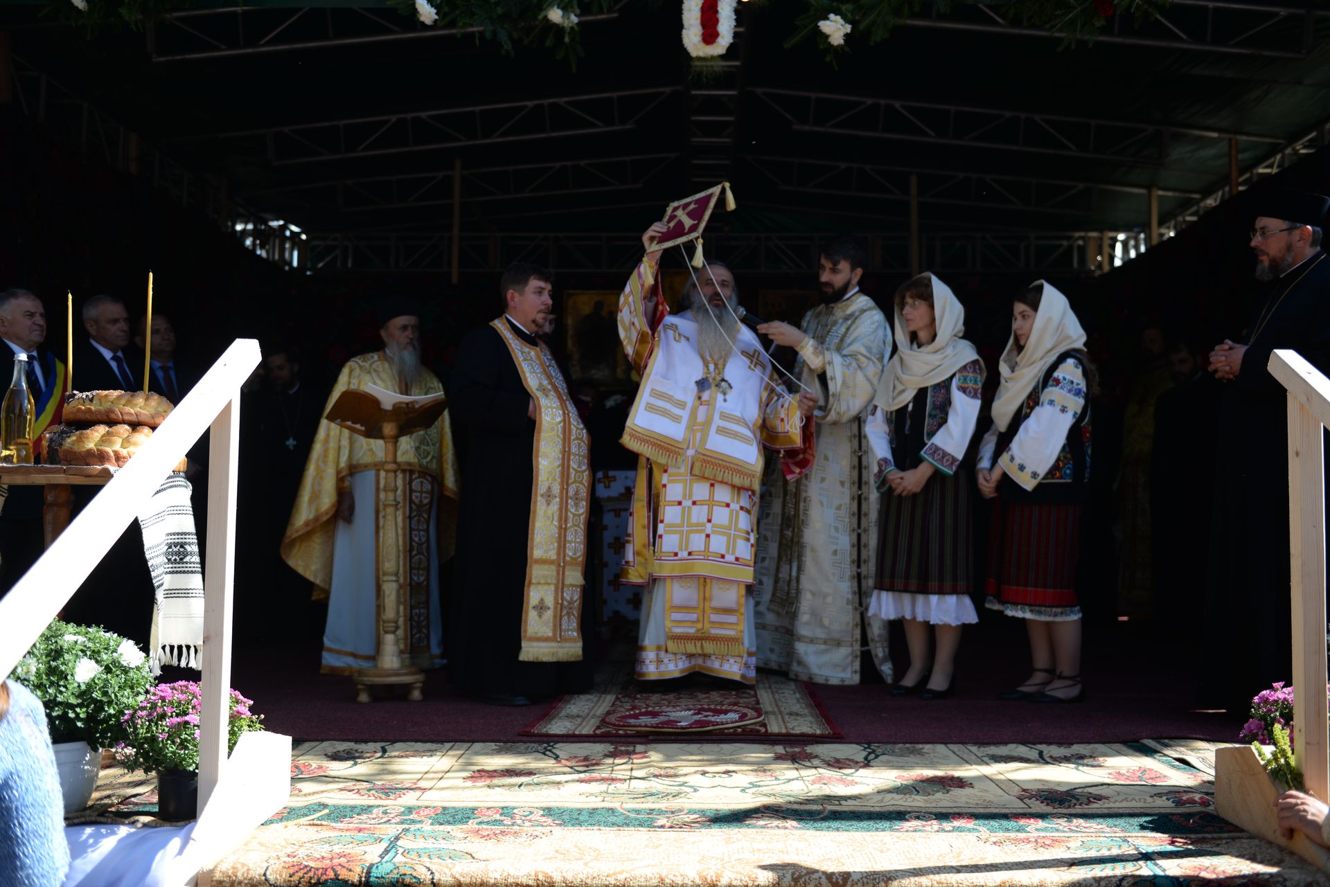 IPS Teofan a resfințit Biserica „Sfinții Arhangheli Mihail şi Gavriil” din Poiana, comuna Vorona