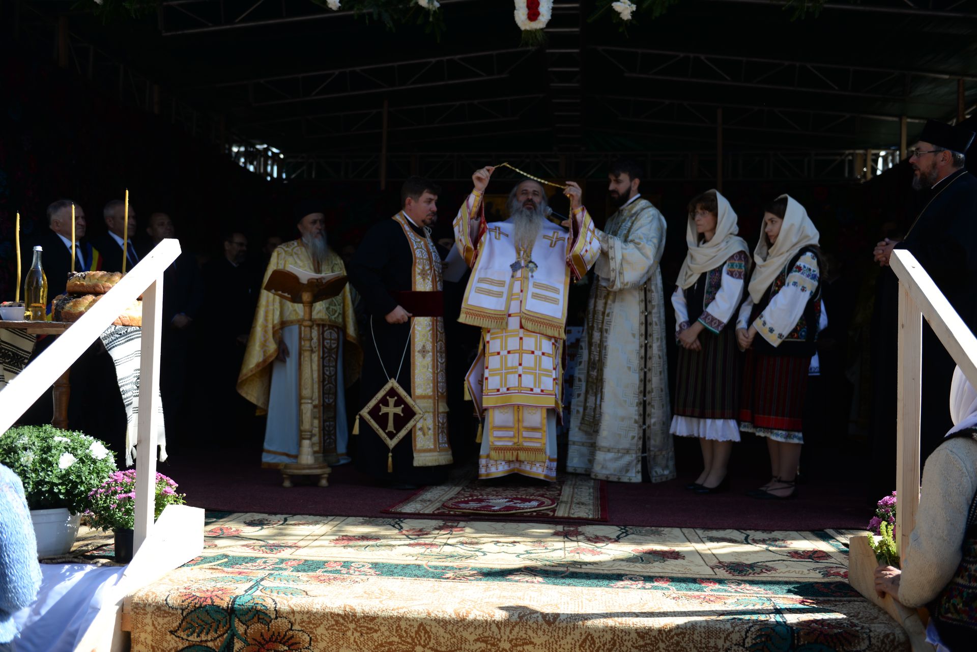 IPS Teofan a resfințit Biserica „Sfinții Arhangheli Mihail şi Gavriil” din Poiana, comuna Vorona