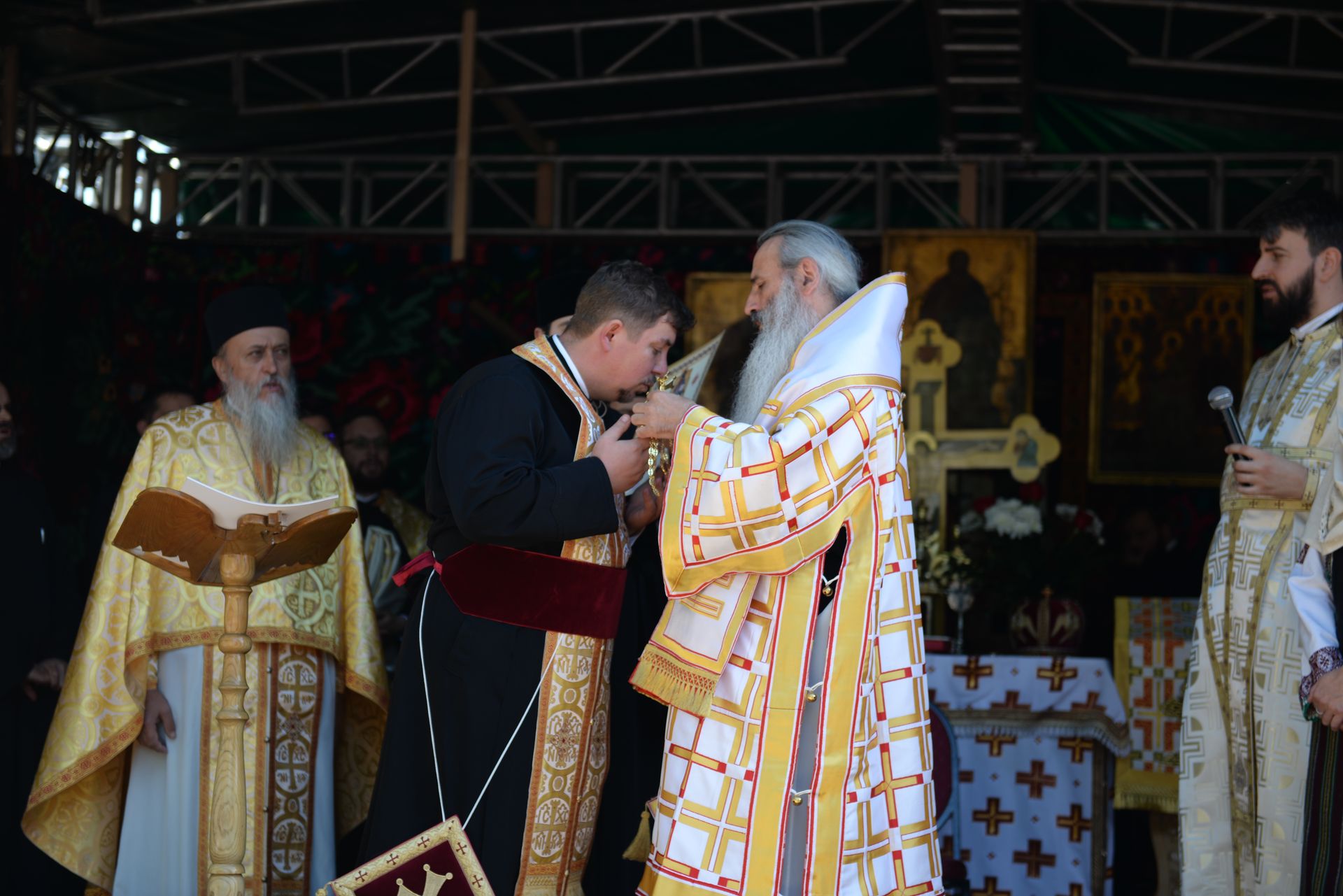 IPS Teofan a resfințit Biserica „Sfinții Arhangheli Mihail şi Gavriil” din Poiana, comuna Vorona