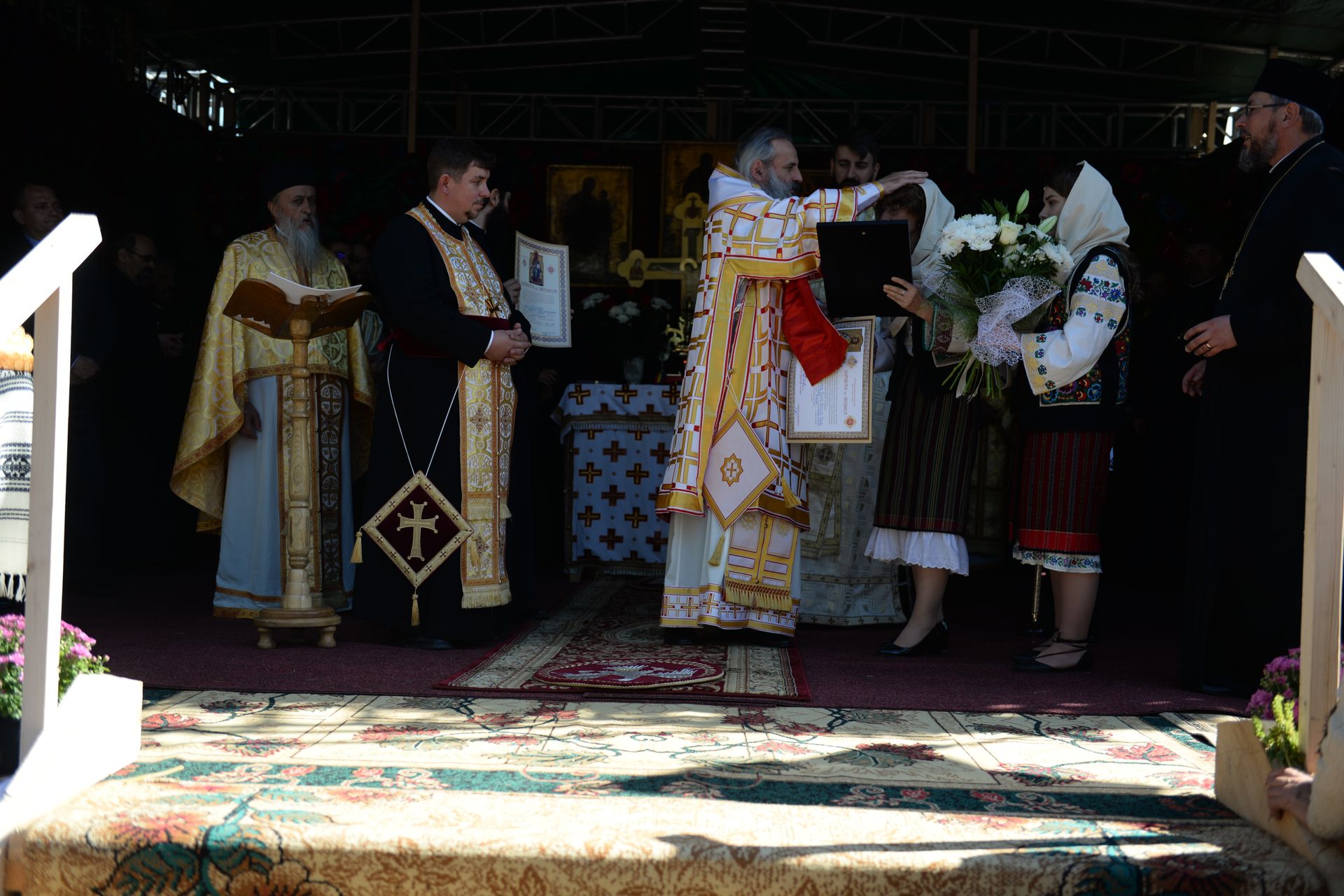 IPS Teofan a resfințit Biserica „Sfinții Arhangheli Mihail şi Gavriil” din Poiana, comuna Vorona