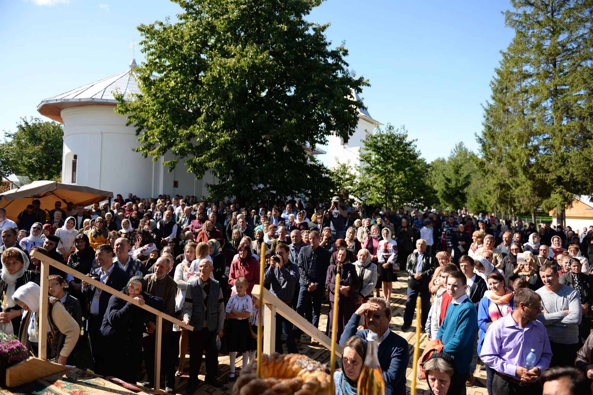 IPS Teofan a resfințit Biserica „Sfinții Arhangheli Mihail şi Gavriil” din Poiana, comuna Vorona