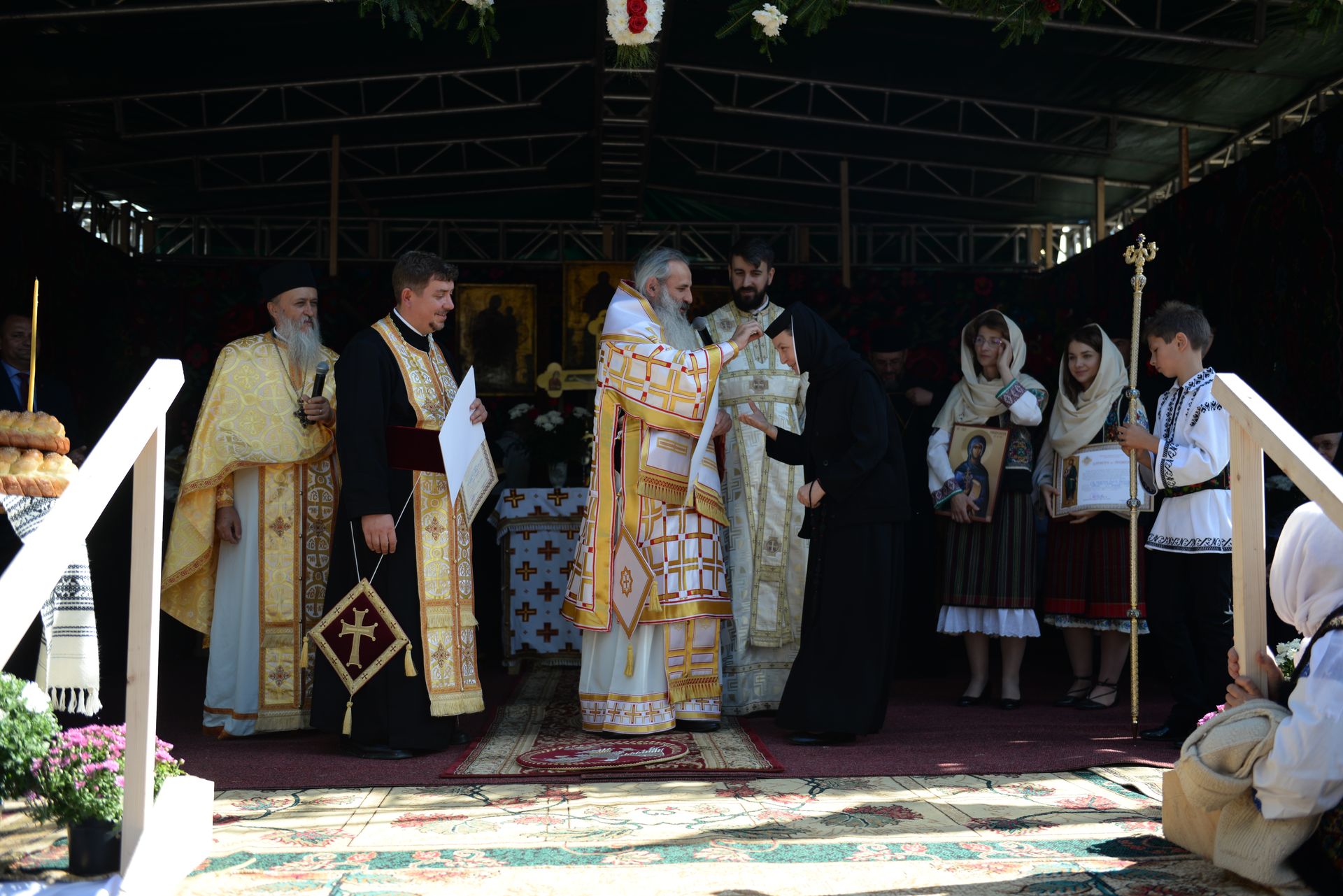 IPS Teofan a resfințit Biserica „Sfinții Arhangheli Mihail şi Gavriil” din Poiana, comuna Vorona