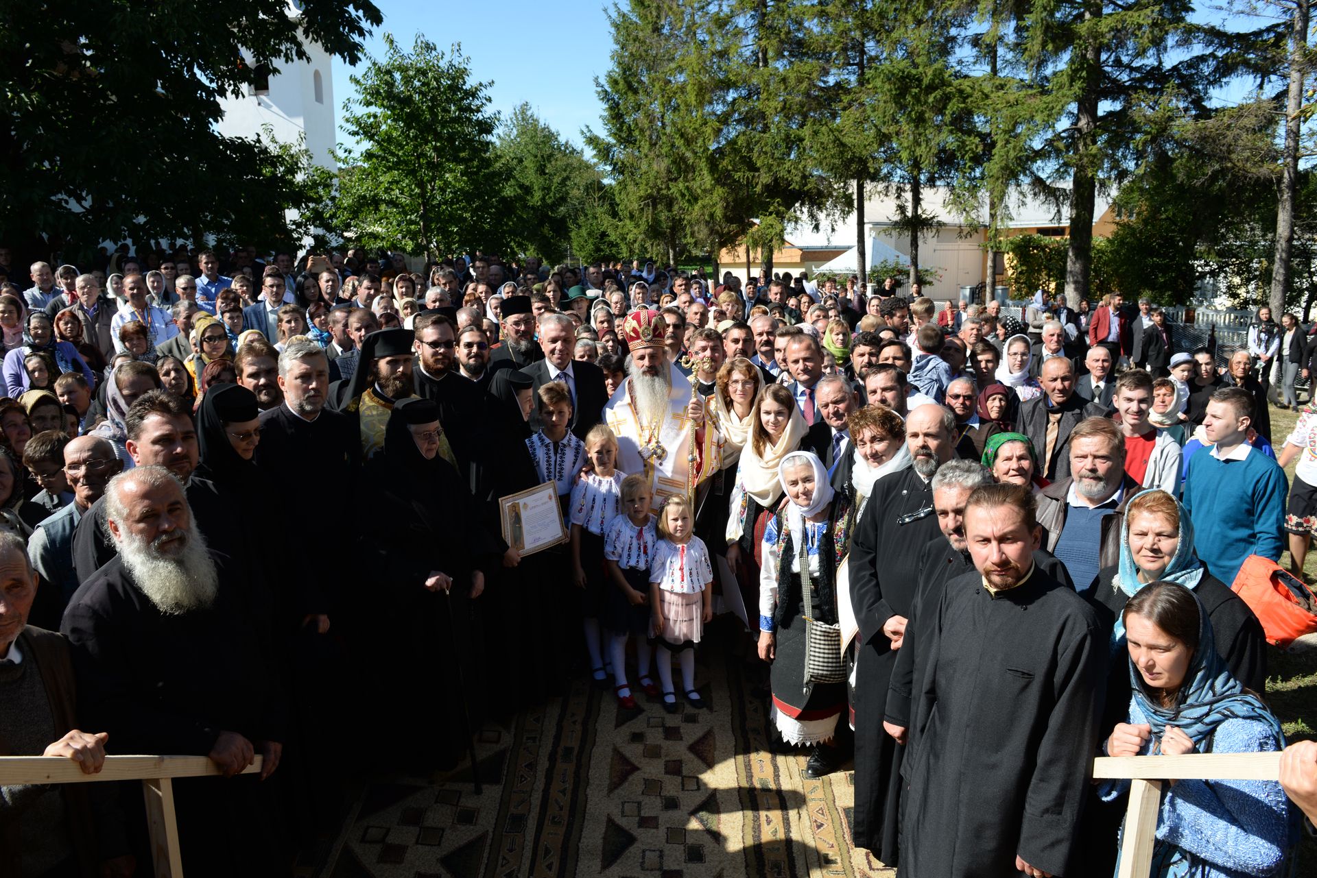 IPS Teofan a resfințit Biserica „Sfinții Arhangheli Mihail şi Gavriil” din Poiana, comuna Vorona