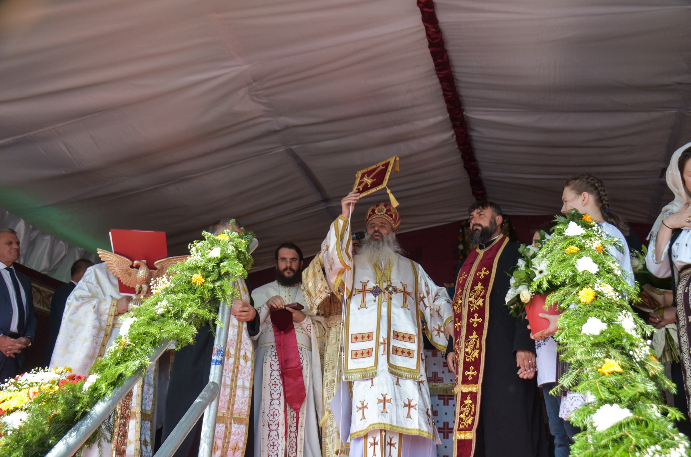 Biserica „Sfinții Arhangheli Mihail și Gavriil” din Satu Nou, sfințită de IPS Mitropolit Teofan