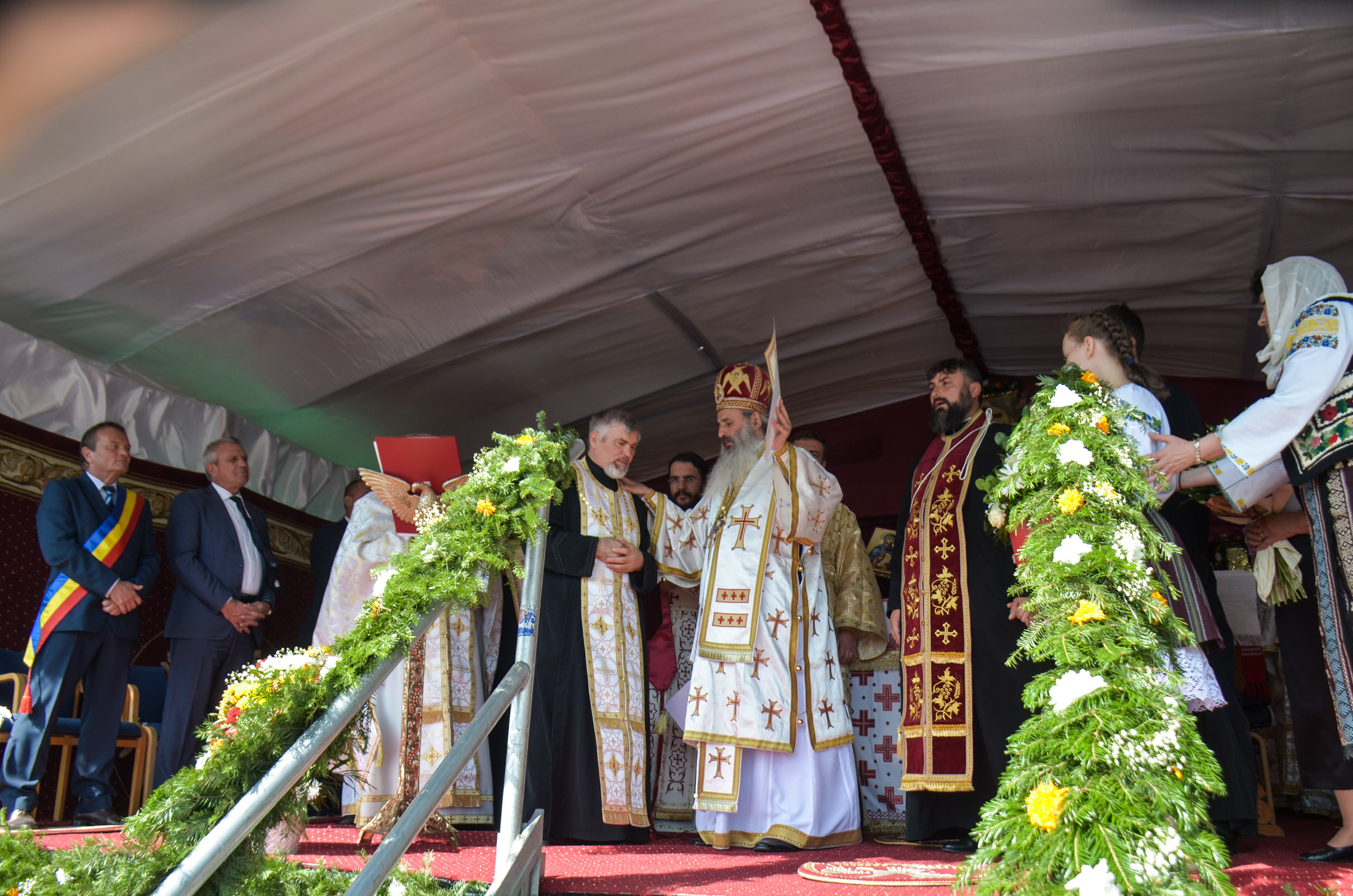 Biserica „Sfinții Arhangheli Mihail și Gavriil” din Satu Nou, sfințită de IPS Mitropolit Teofan