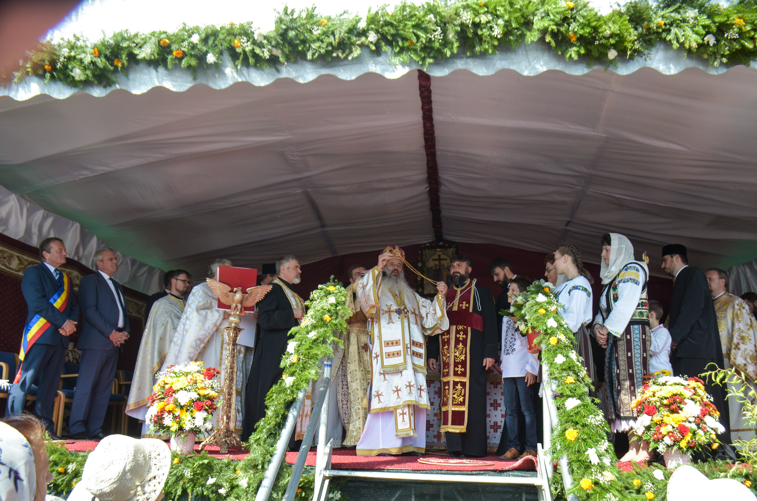 Biserica „Sfinții Arhangheli Mihail și Gavriil” din Satu Nou, sfințită de IPS Mitropolit Teofan