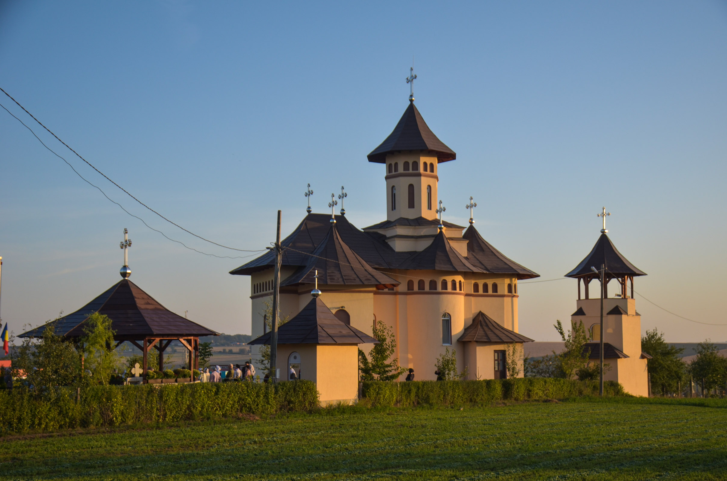 Biserica „Sfinții Arhangheli Mihail și Gavriil” din Satu Nou, sfințită de IPS Mitropolit Teofan