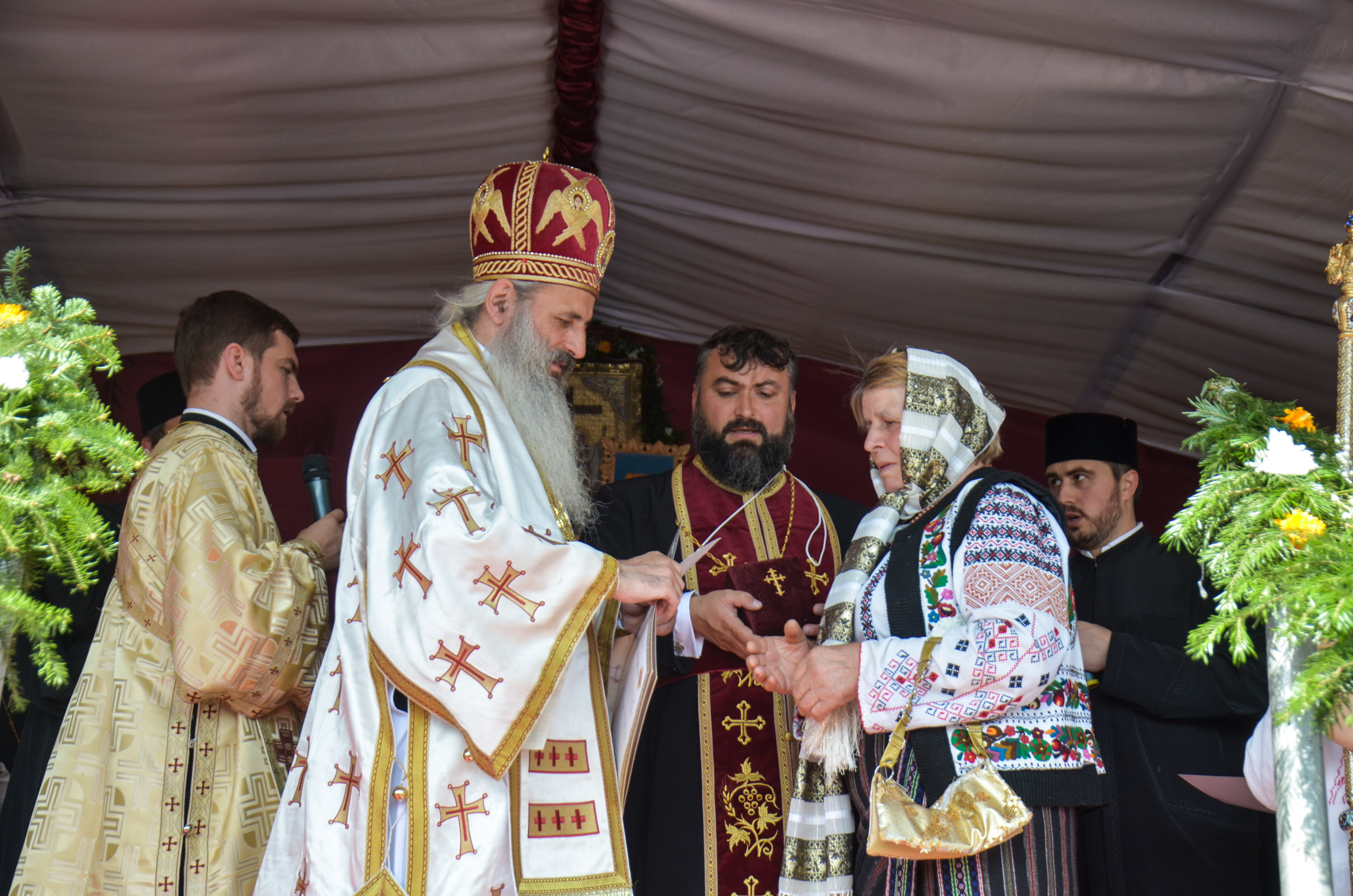 Biserica „Sfinții Arhangheli Mihail și Gavriil” din Satu Nou, sfințită de IPS Mitropolit Teofan