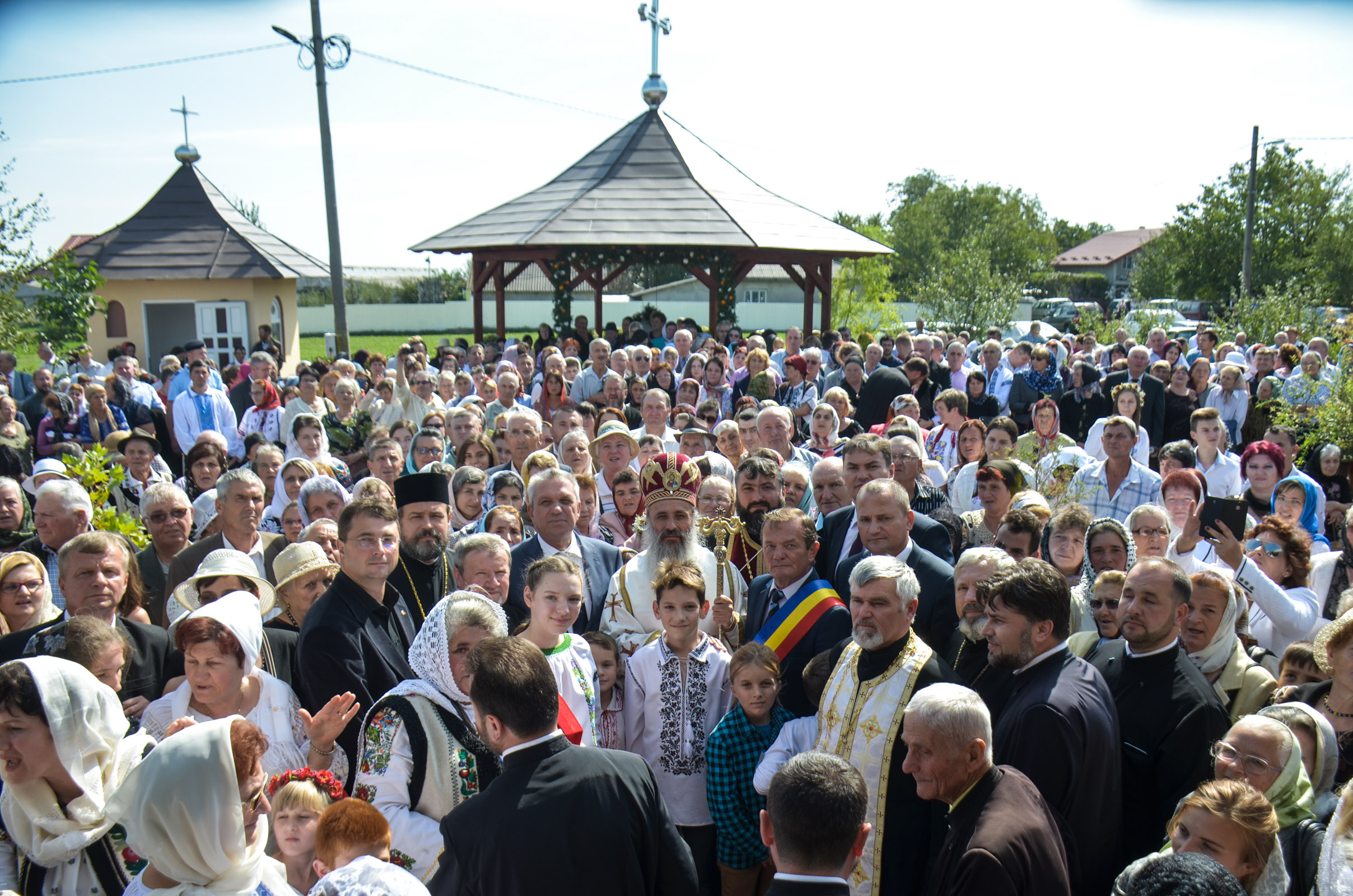 Biserica „Sfinții Arhangheli Mihail și Gavriil” din Satu Nou, sfințită de IPS Mitropolit Teofan