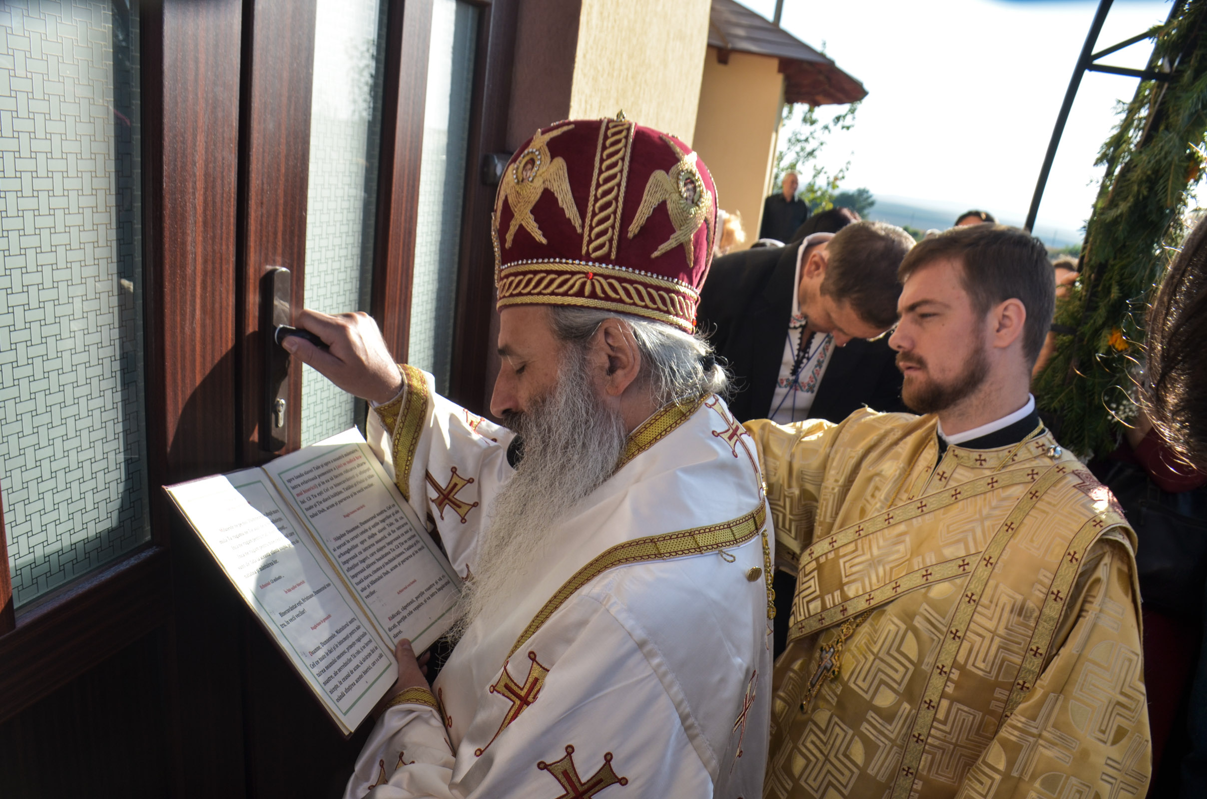 Biserica „Sfinții Arhangheli Mihail și Gavriil” din Satu Nou, sfințită de IPS Mitropolit Teofan