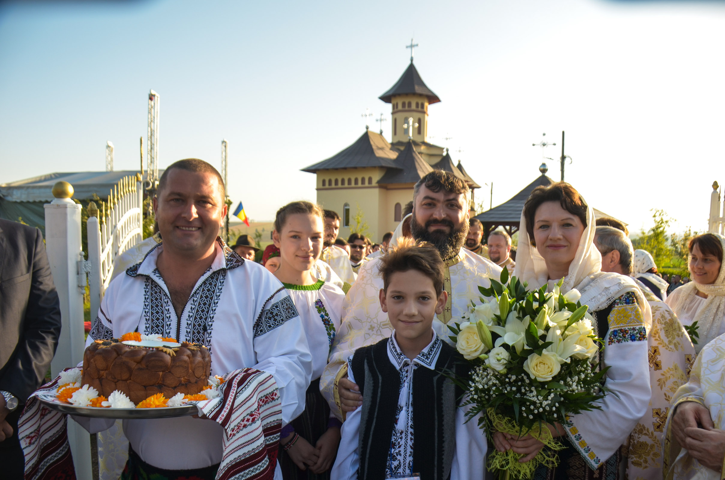 Biserica „Sfinții Arhangheli Mihail și Gavriil” din Satu Nou, sfințită de IPS Mitropolit Teofan