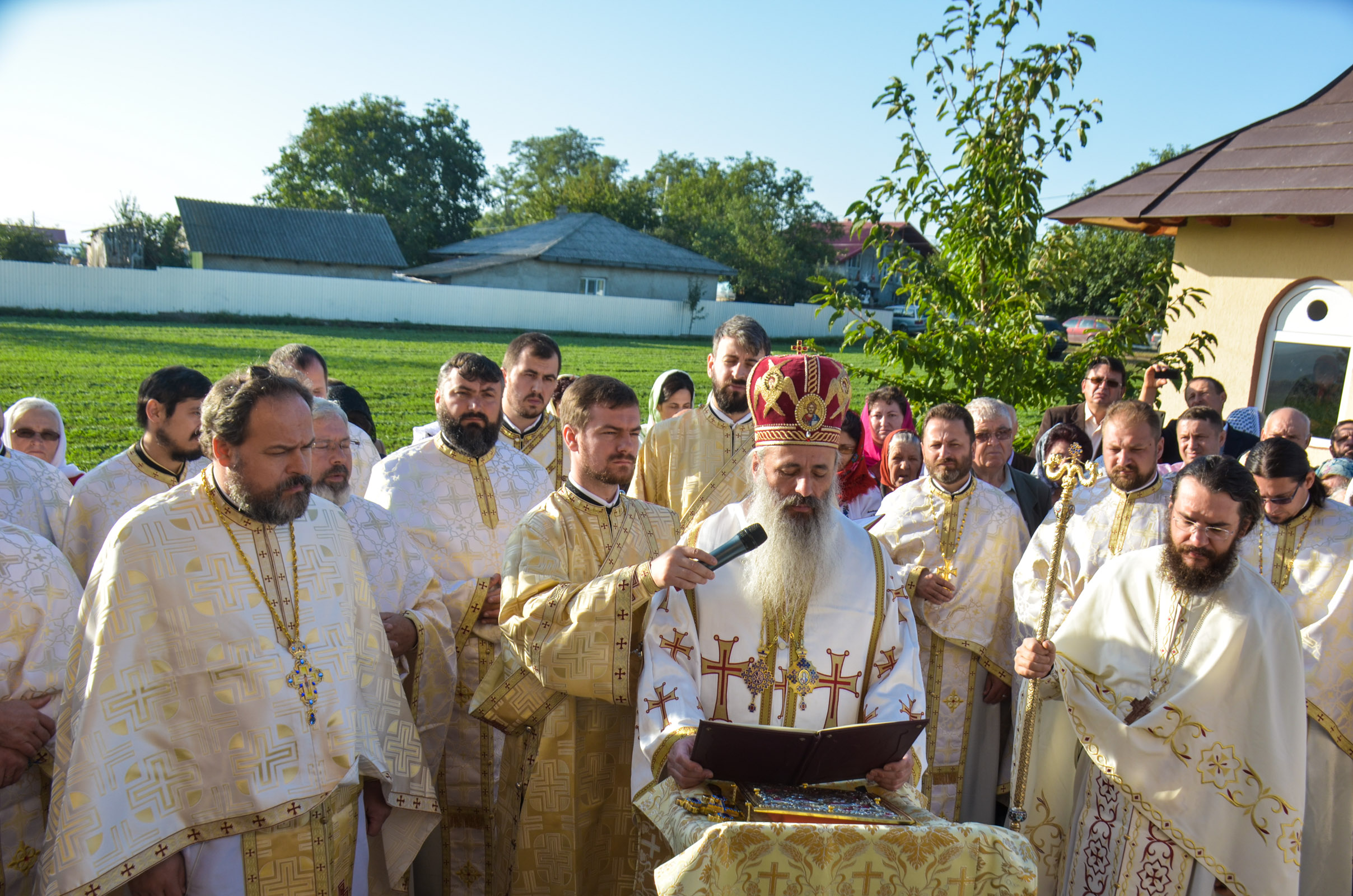 Biserica „Sfinții Arhangheli Mihail și Gavriil” din Satu Nou, sfințită de IPS Mitropolit Teofan