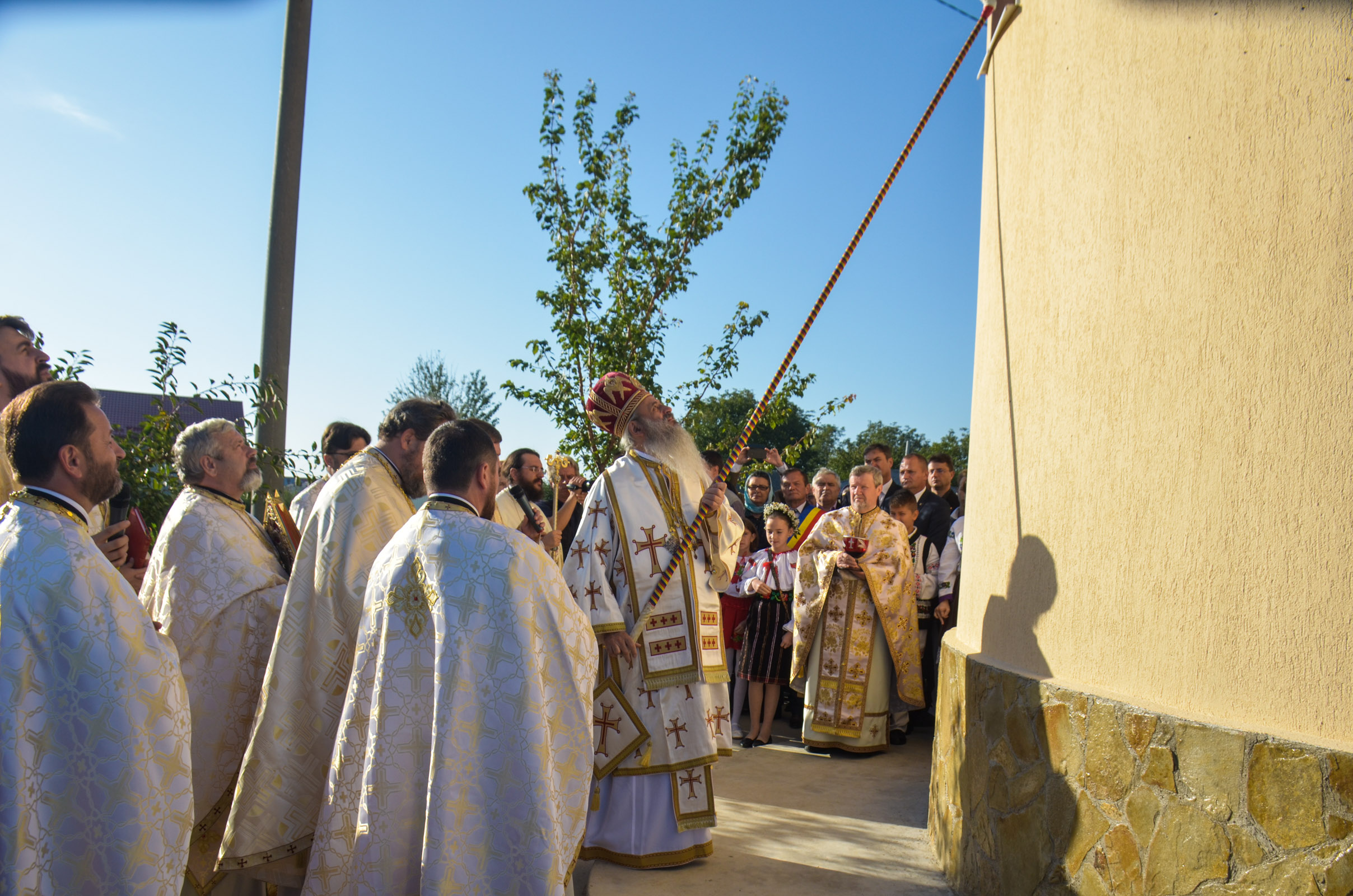 Biserica „Sfinții Arhangheli Mihail și Gavriil” din Satu Nou, sfințită de IPS Mitropolit Teofan