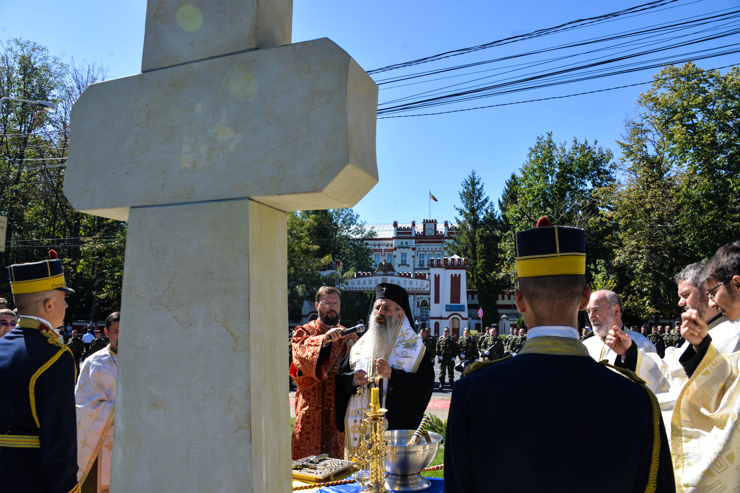 Monument al eroilor sfințit la Iași: „Eu pe voi, cei de astăzi, vă îmbrățișez cu mâinile Crucii”