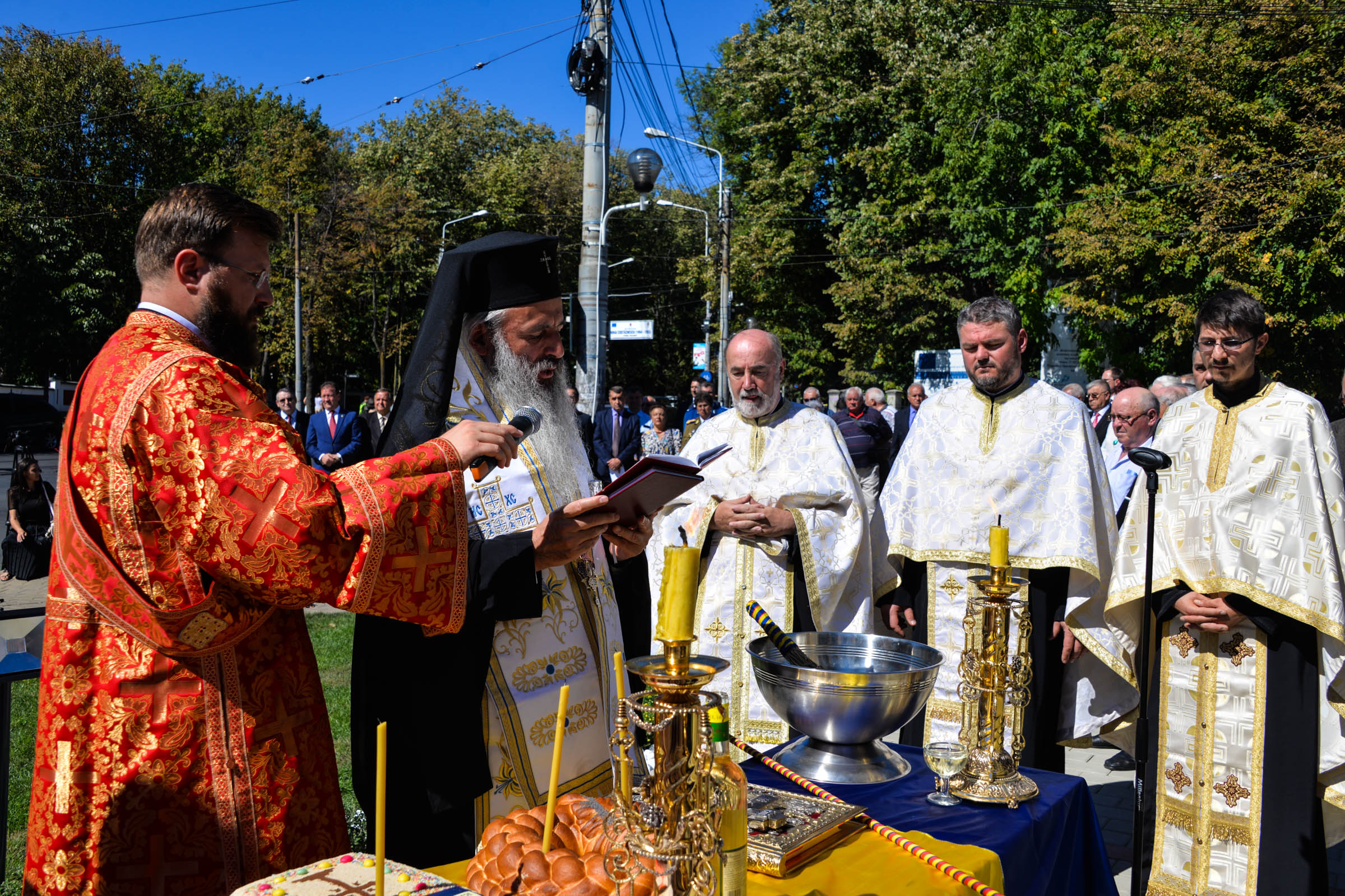 Monument al eroilor sfințit la Iași: „Eu pe voi, cei de astăzi, vă îmbrățișez cu mâinile Crucii”