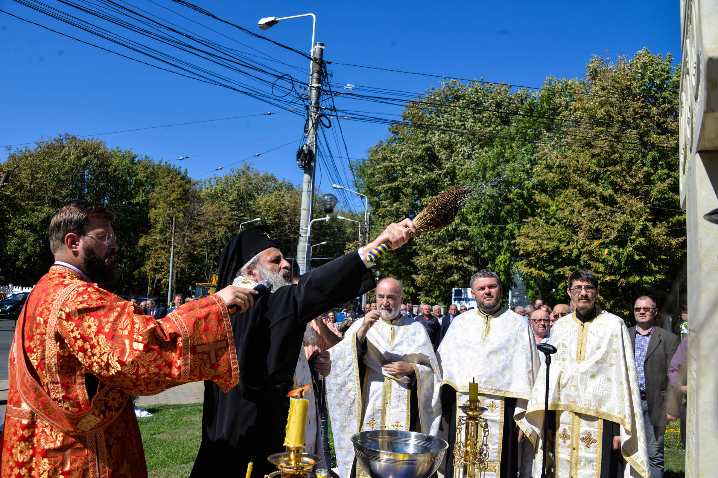 Monument al eroilor sfințit la Iași: „Eu pe voi, cei de astăzi, vă îmbrățișez cu mâinile Crucii”