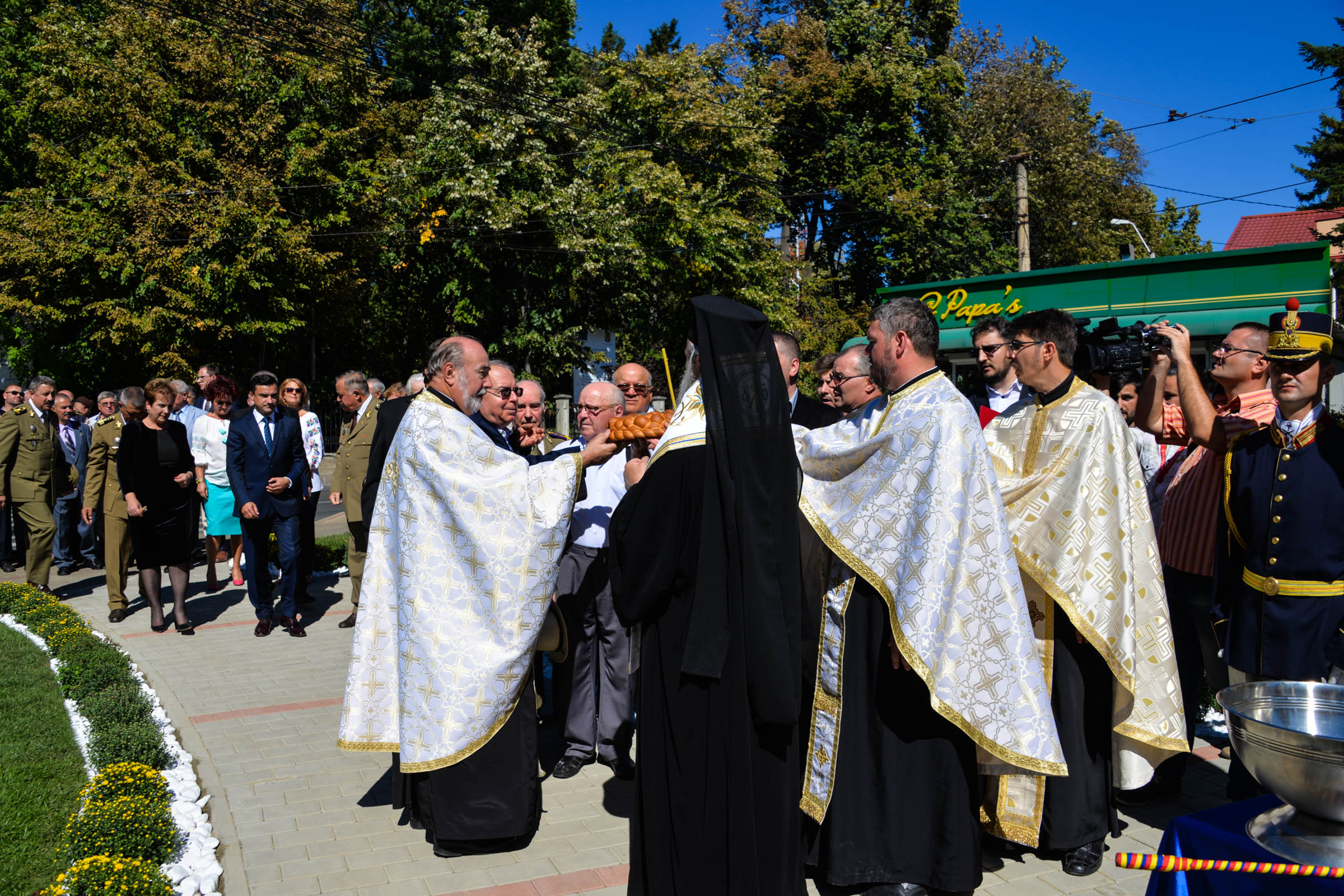 Monument al eroilor sfințit la Iași: „Eu pe voi, cei de astăzi, vă îmbrățișez cu mâinile Crucii”