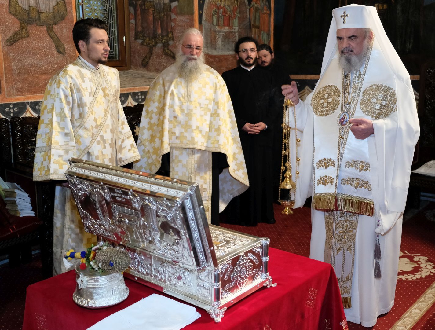 Părintele Patriarh Daniel a sfinţit racla în care vor fi așezate moaștele Sfinților Cuvioși Sila, Paisie și Natan